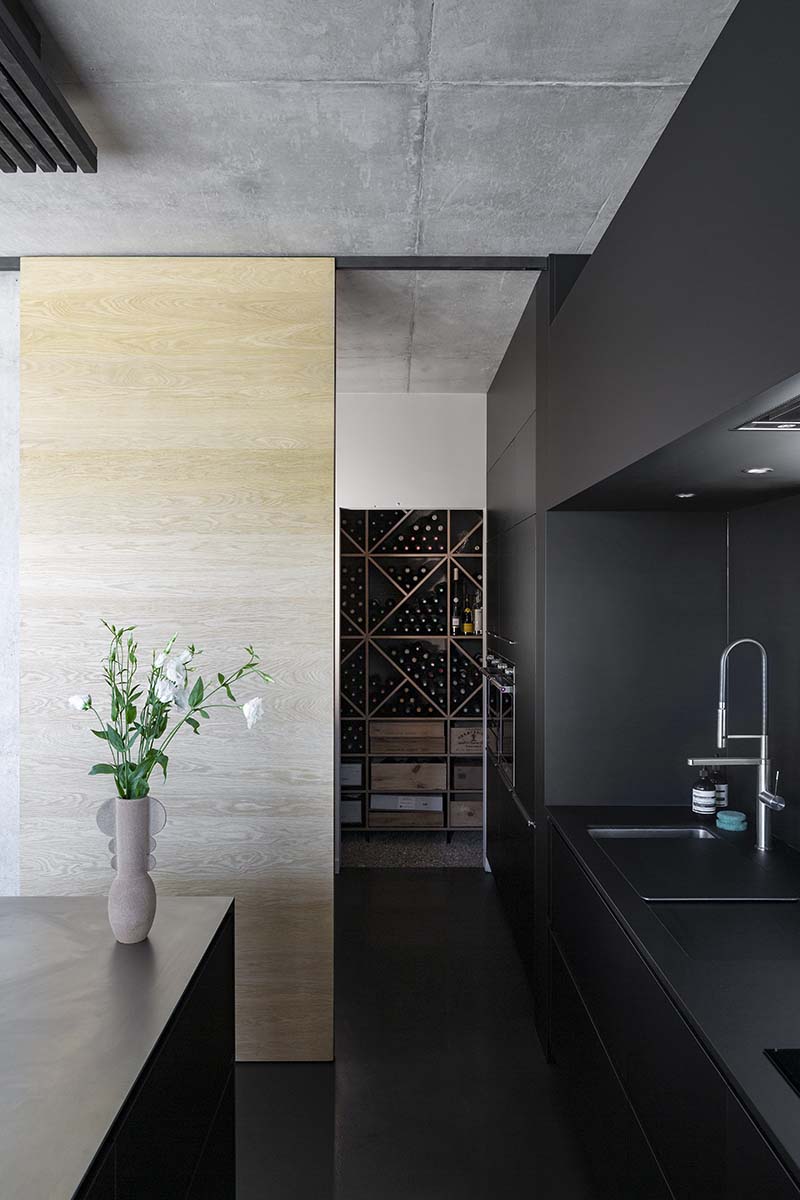 cuisine-noir-mat-et-bois-perene cuisine-noir-mat-et-bois-perene