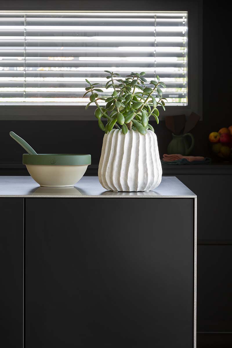 ilot-cuisine-noir-mat-perene ilot-cuisine-noir-mat-perene