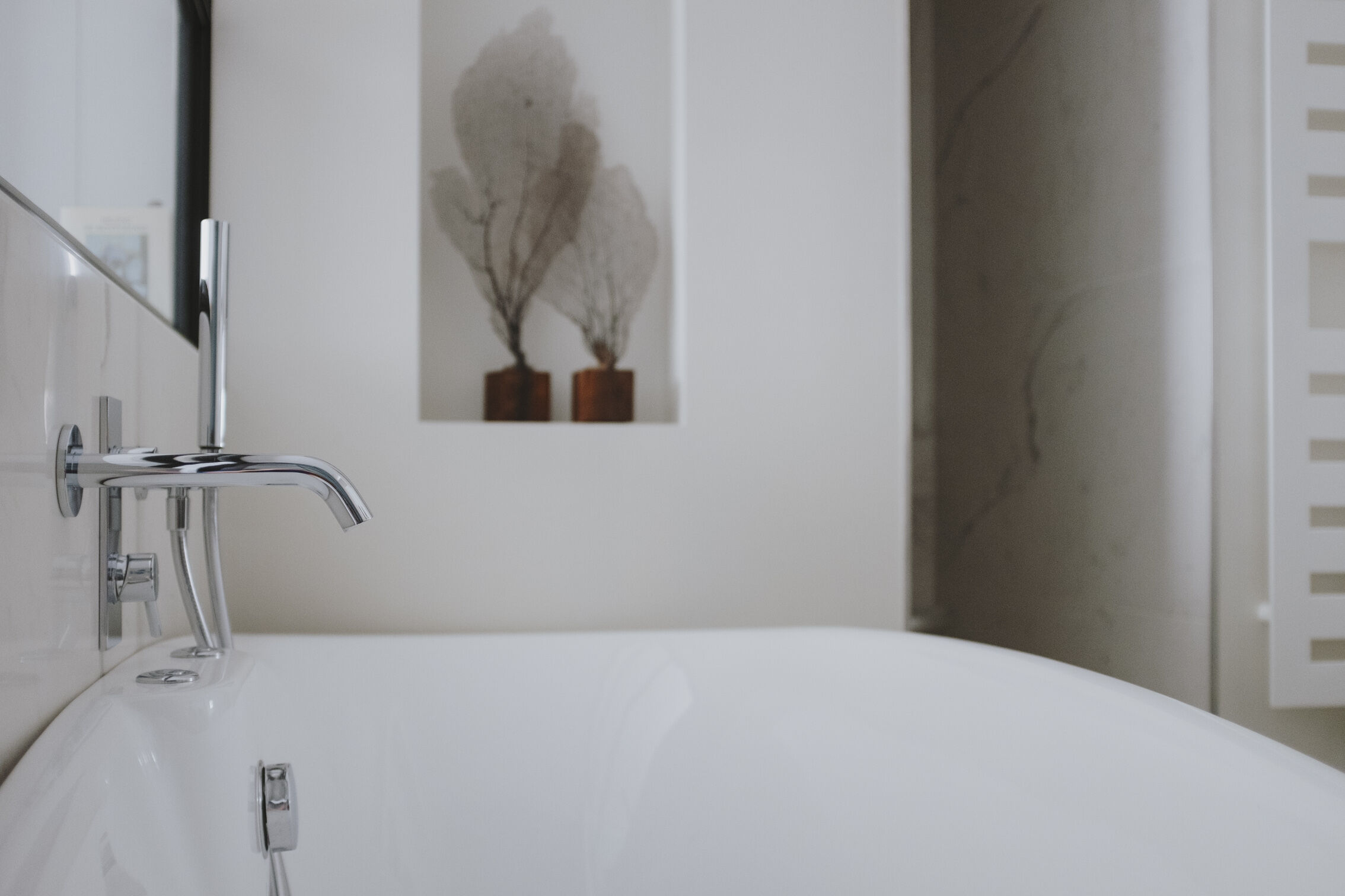 salle-de-bain-gres-cerame-effet-marbre-blanc-perene salle-de-bain-gres-cerame-effet-marbre-blanc-perene