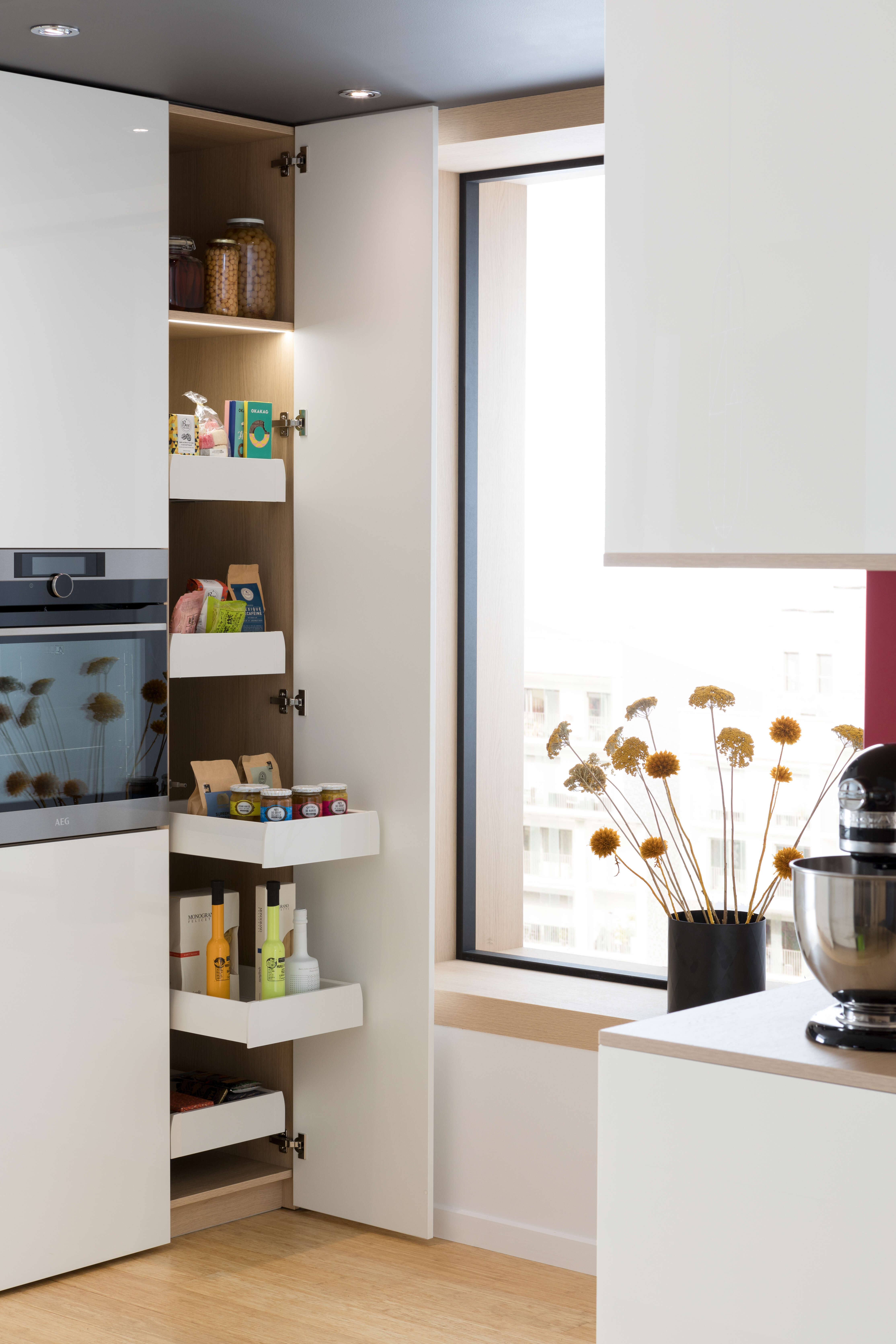 armoire-avec-tiroir-anglaise-dans-cuisine-design-perene