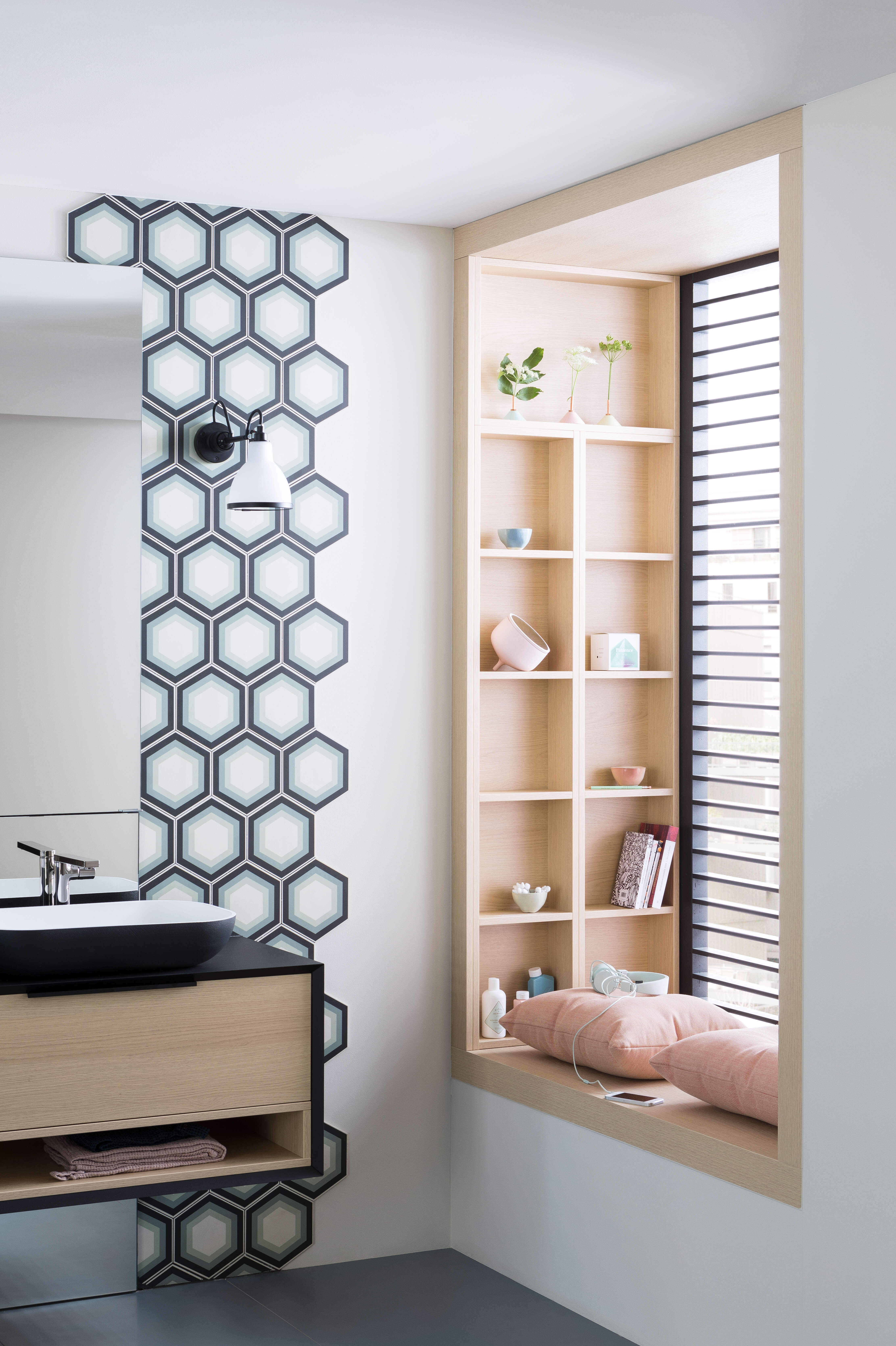 armoire-en-bois-dans-salle-de-bain-graphique-perene