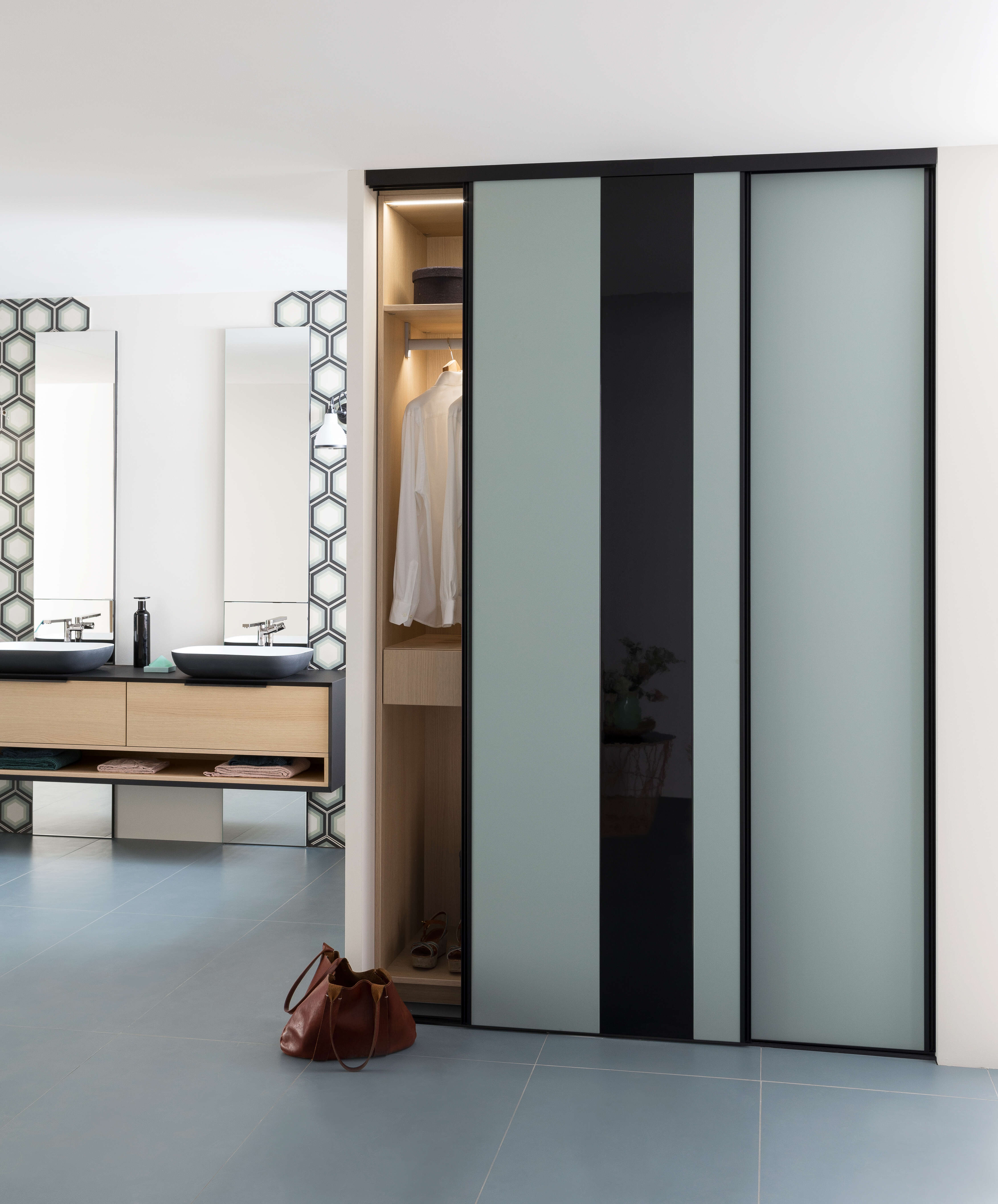 projet-rangements-salle-de-bain-avec-porte-coulissante-perene