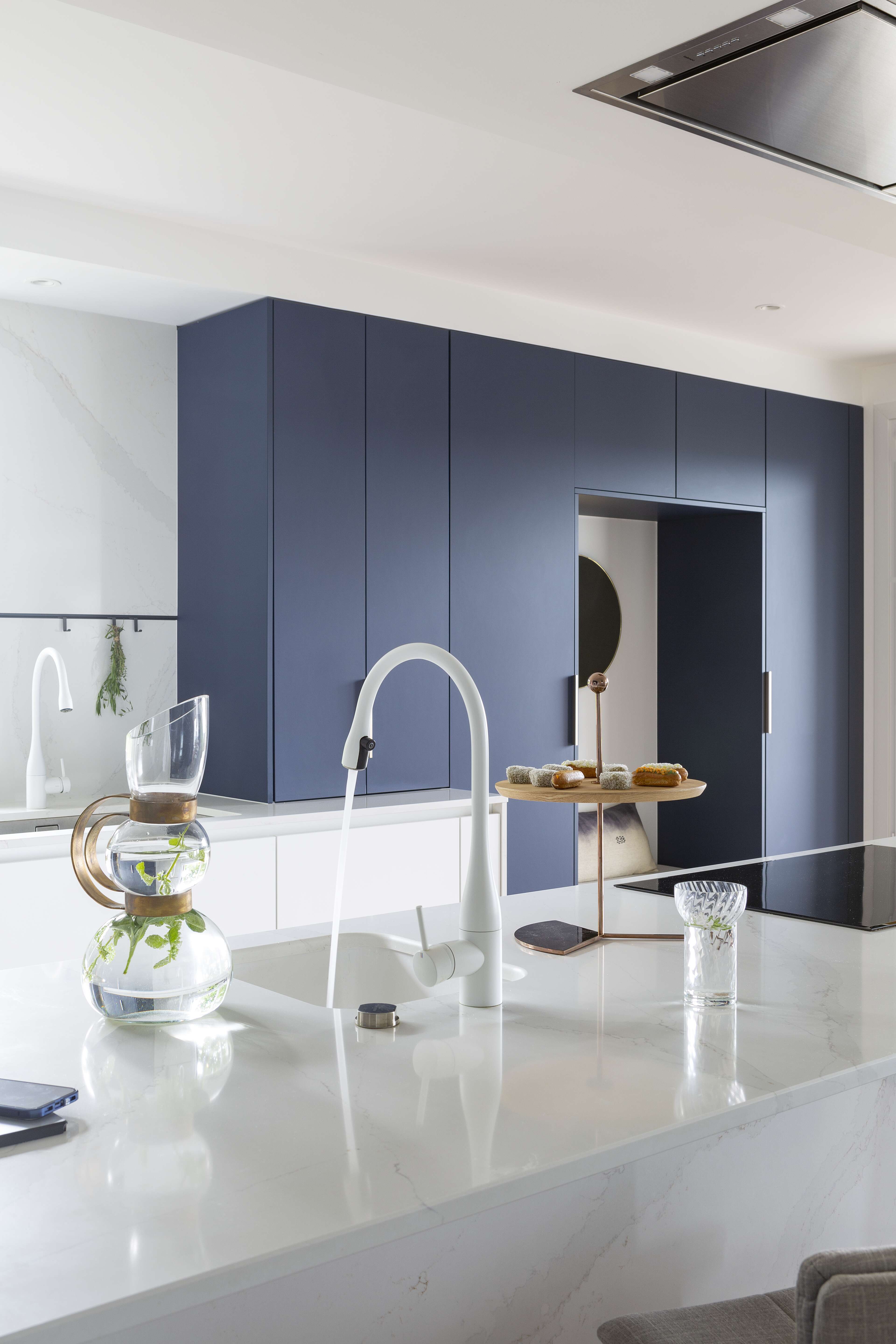 cuisine-design-bleu-et-blanc-ouverte-sur-le-salon-perene cuisine-design-bleu-et-blanc-ouverte-sur-le-salon-perene