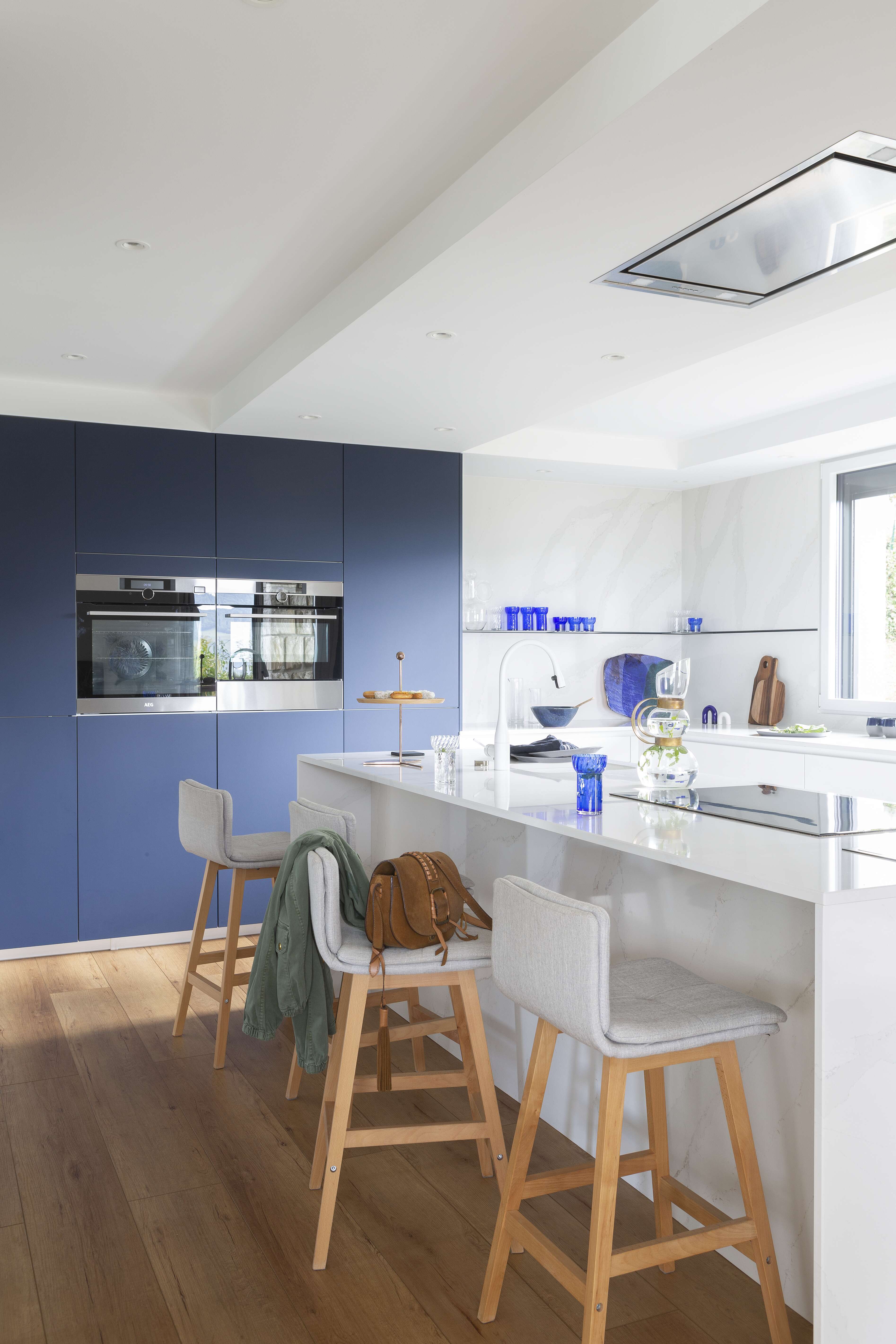 ilot-de-cuisne-blanc-et-bleu-perene ilot-de-cuisne-blanc-et-bleu-perene