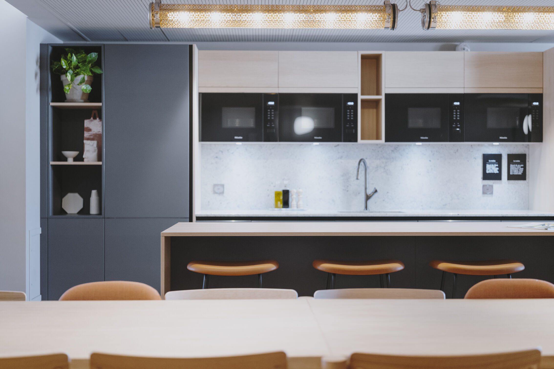 cuisine-avec-ilot-central-finition-chene-perene