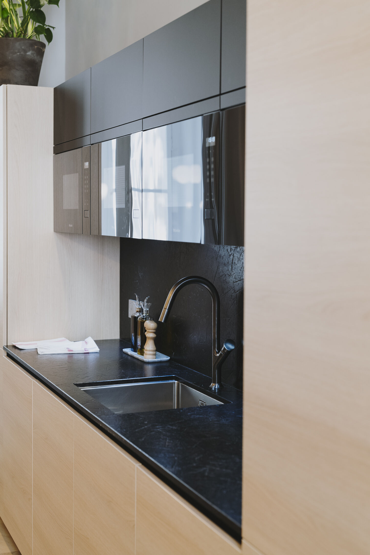 plan-de-travail-granit-black-ice-satine-cuisine-perene