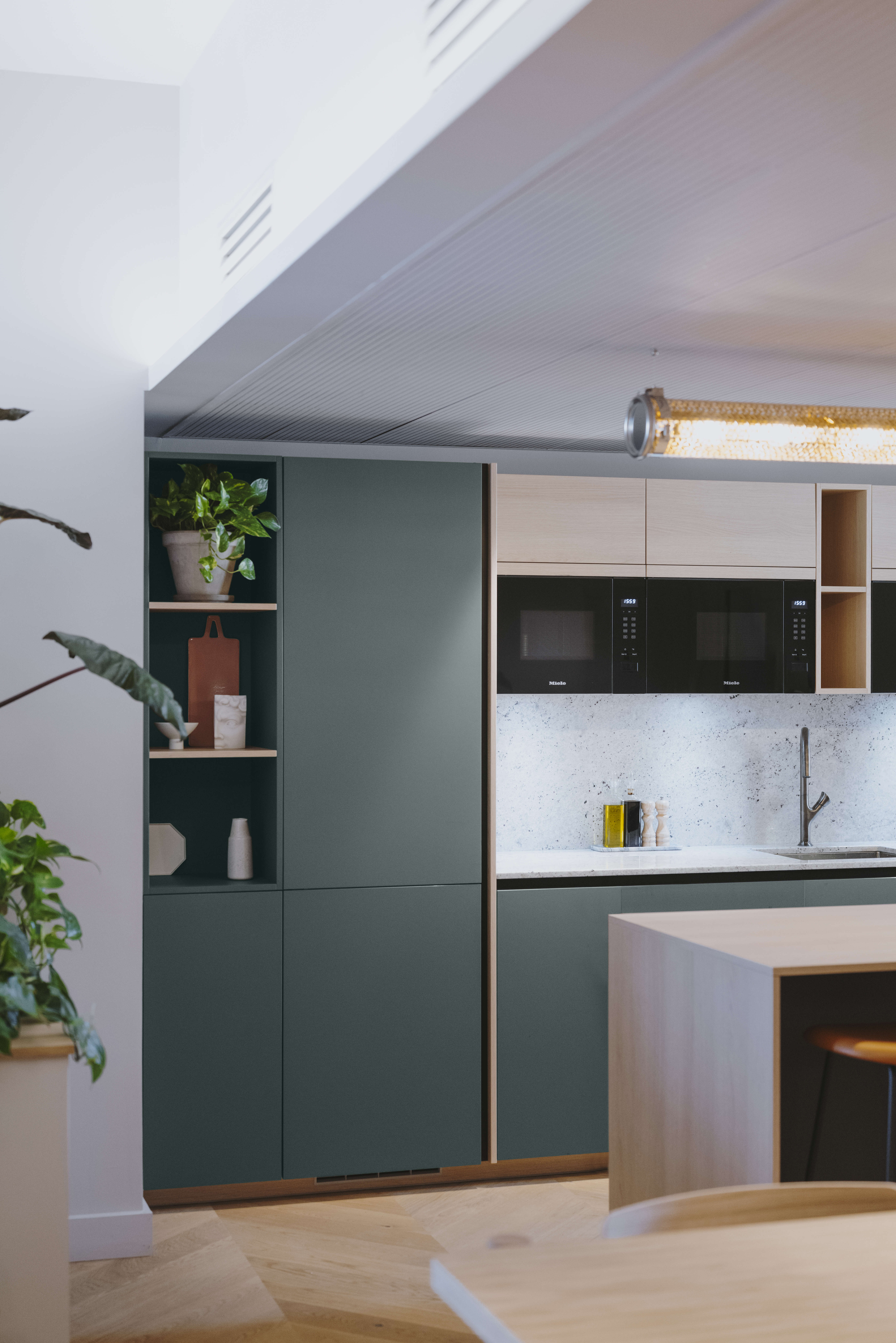 agencement-cuisine-finition-chene-lounge-verde-comodoro-perene