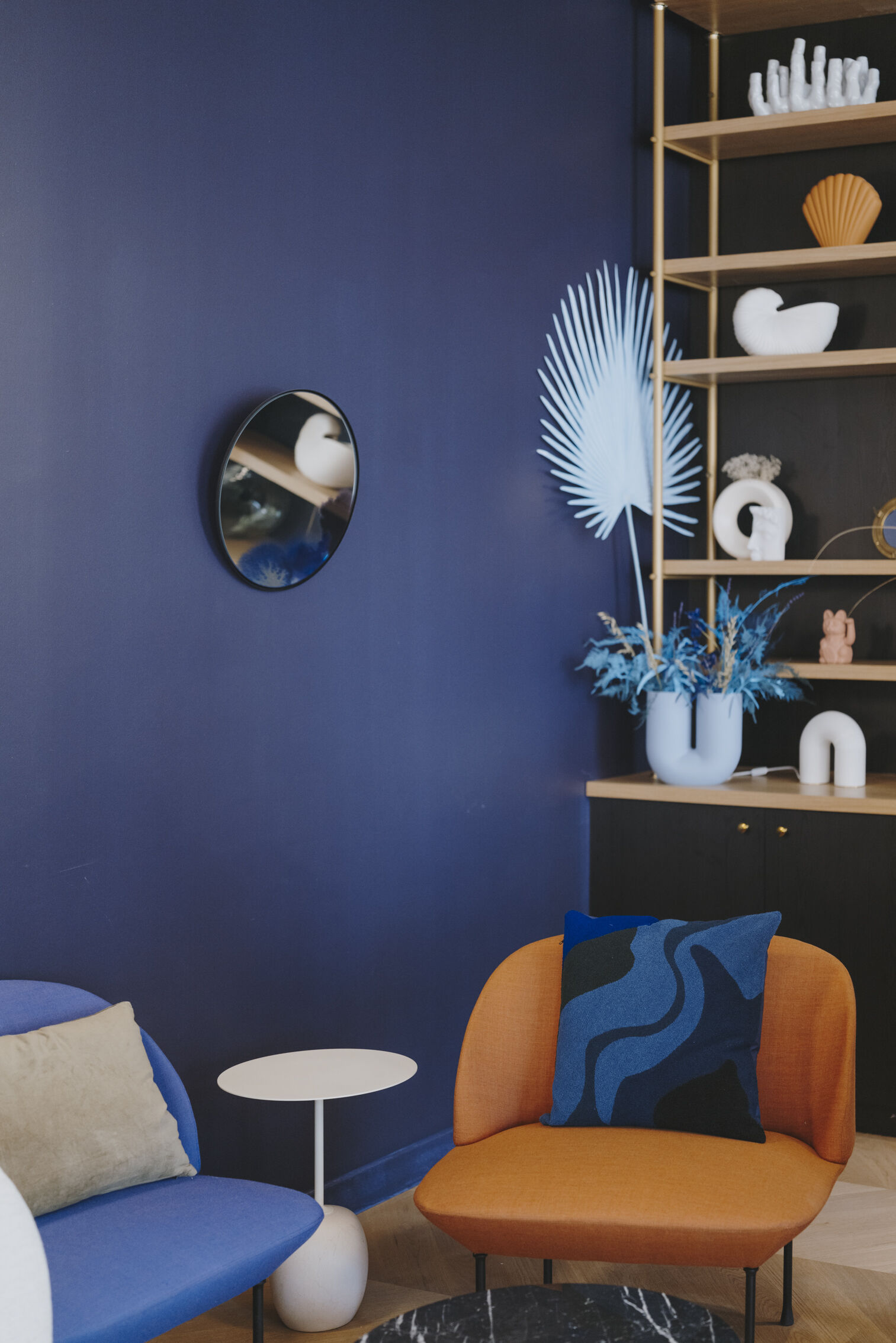 salon-avec-fauteuil-contemporain-dans-univers-marin-perene