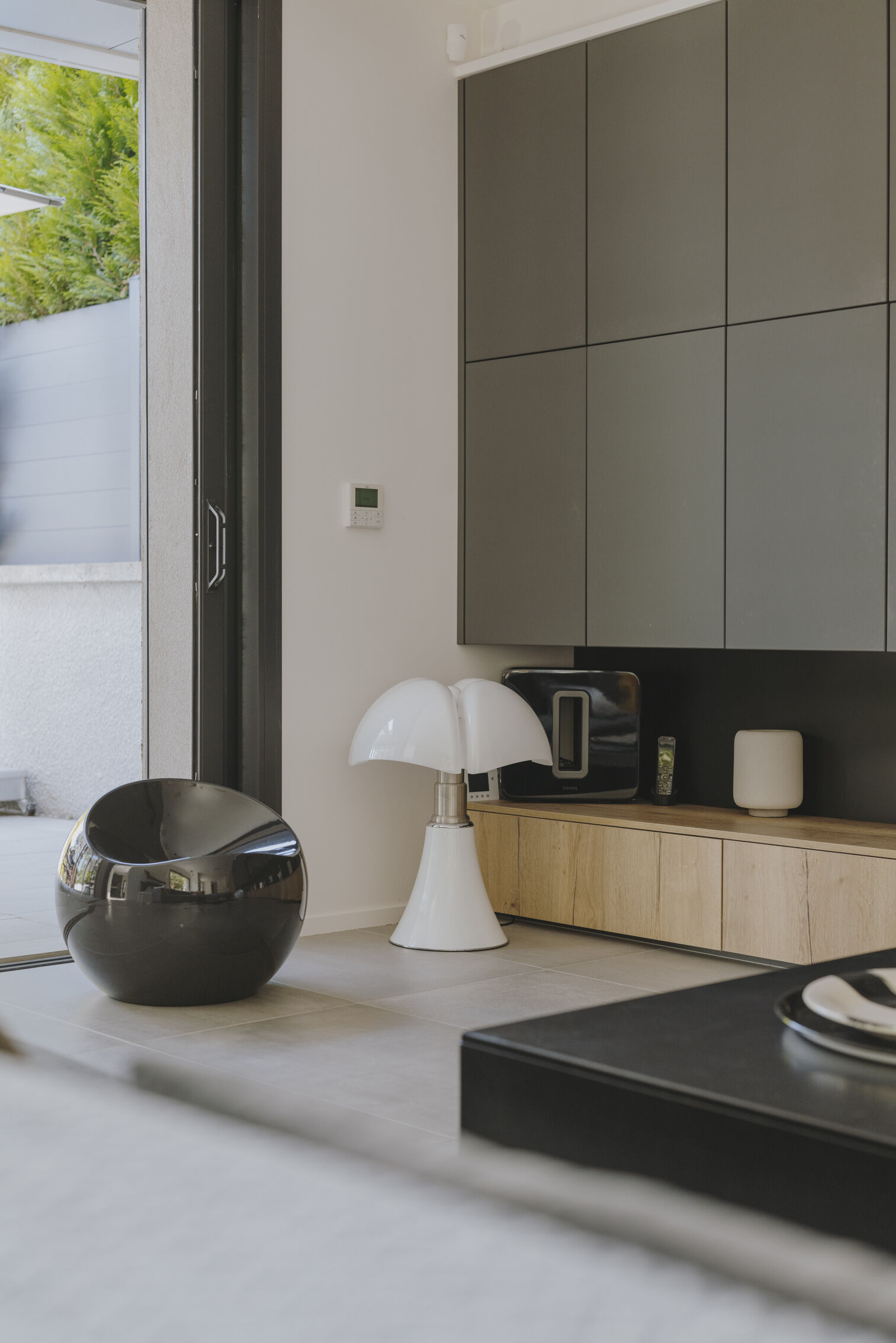 lampe-design-dans-salon-contemporain-perene lampe-design-dans-salon-contemporain-perene