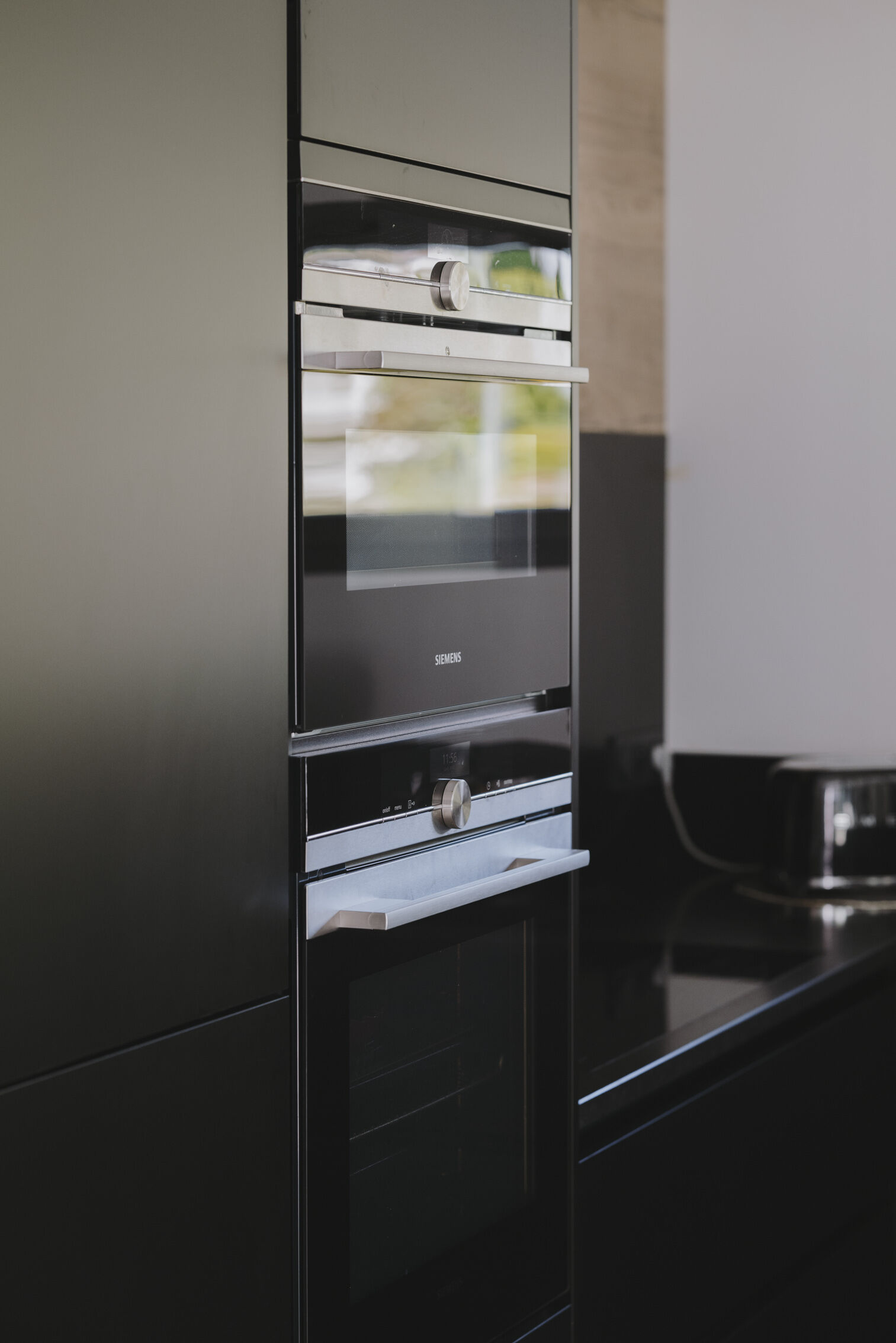 rangements-noir-mat-dans-cuisine-contemporaine-perene rangements-noir-mat-dans-cuisine-contemporaine-perene