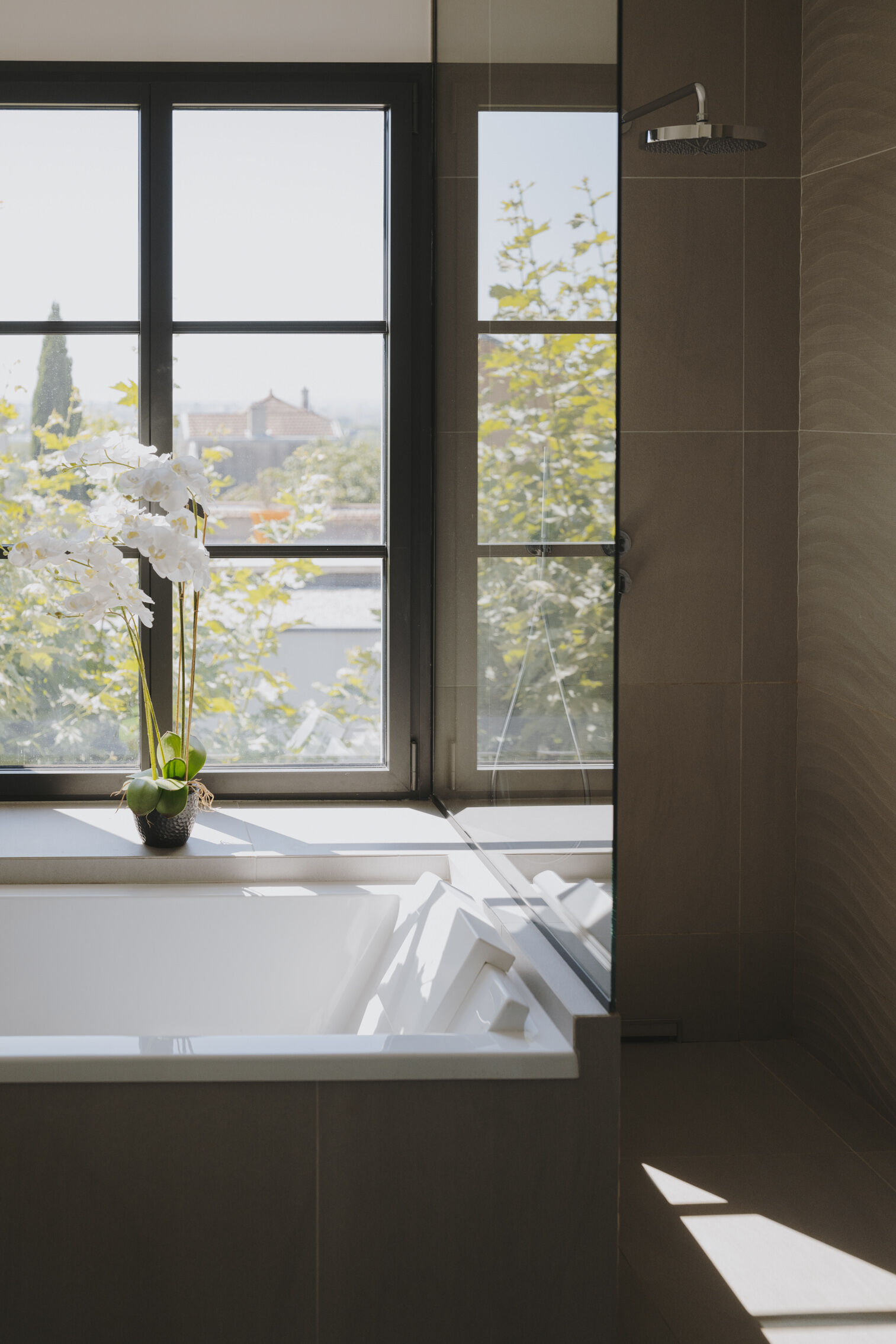 salle-de-bain-lumineuse-avec-vue-sur-exterieur-perene salle-de-bain-lumineuse-avec-vue-sur-exterieur-perene