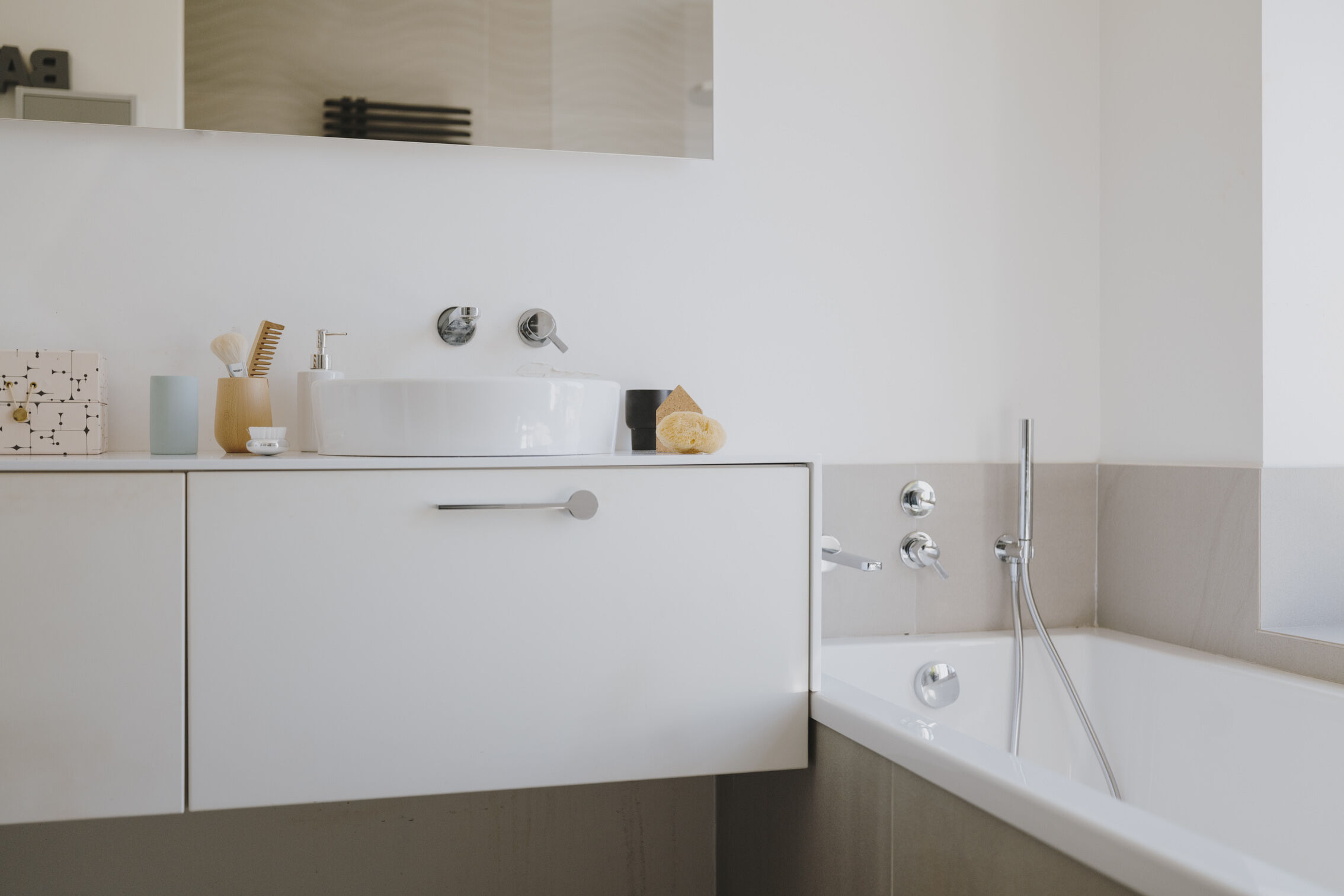 salle-de-bain-minimaliste-blanche-maison-architecte-perene salle-de-bain-minimaliste-blanche-maison-architecte-perene