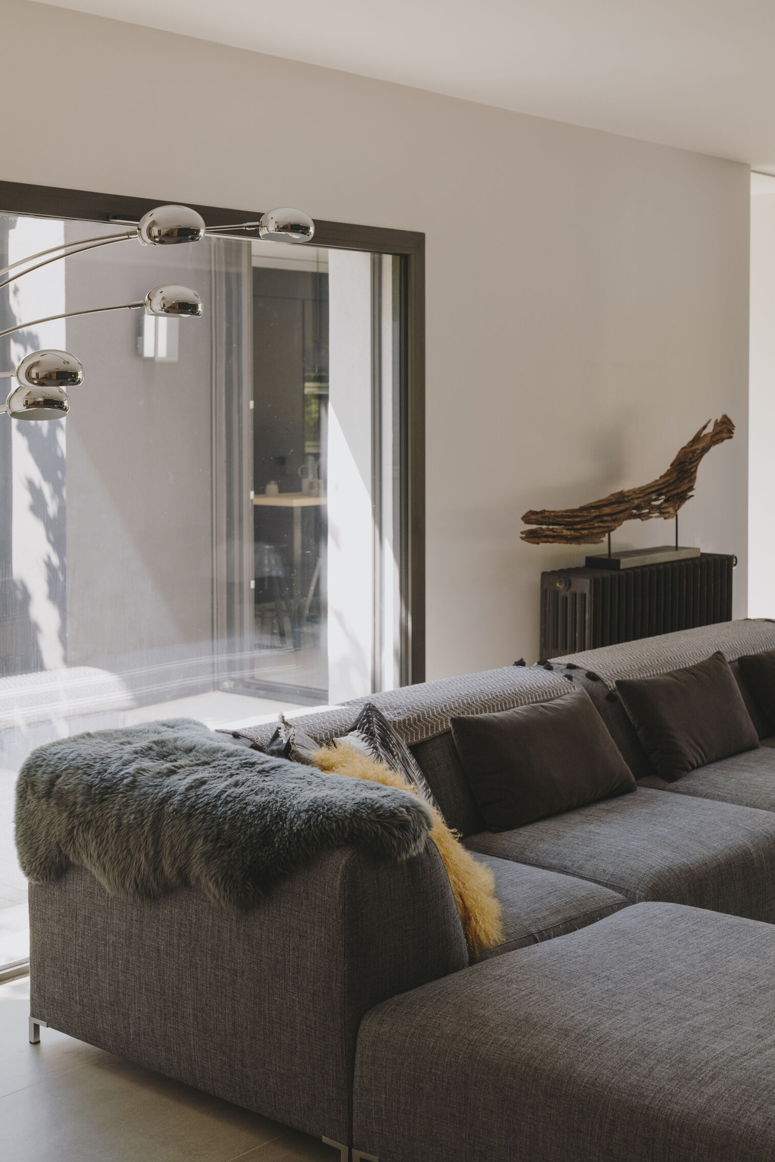 salon-avec-canape-en-angle-dans-maison-architecte-perene salon-avec-canape-en-angle-dans-maison-architecte-perene