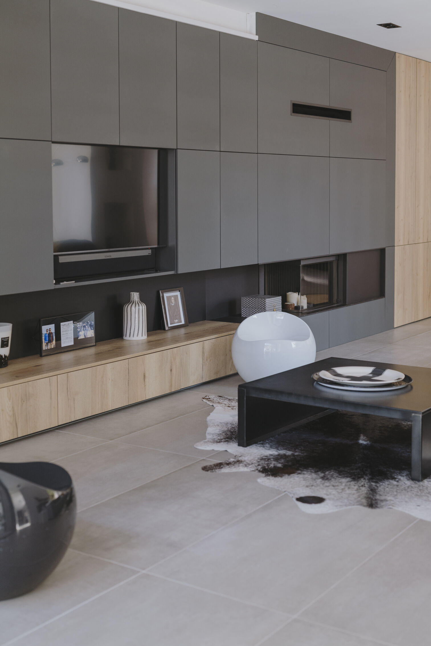 table-noir-mat-dans-salon-contemporain-perene table-noir-mat-dans-salon-contemporain-perene