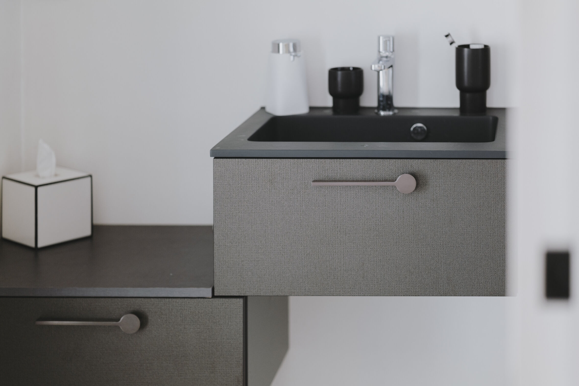 tiroirs-finition-gris-salle-de-bain-design-perene tiroirs-finition-gris-salle-de-bain-design-perene