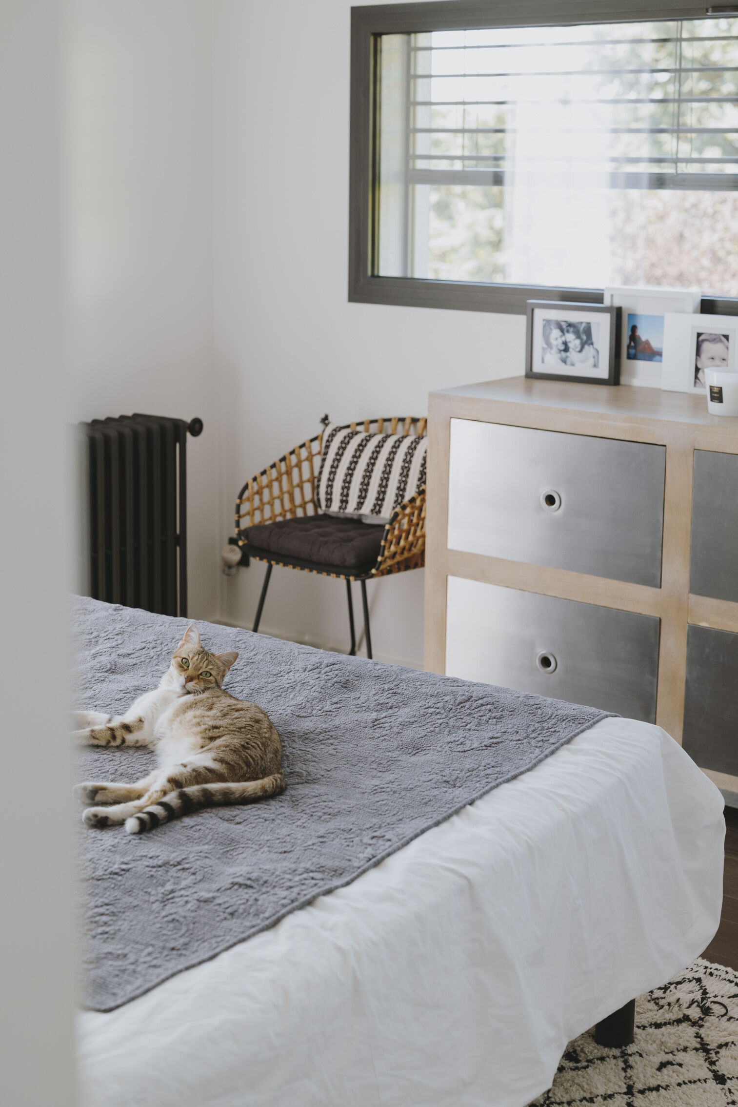 literie-epuree-blanc-et-gris-dans-chambre-parentale-perene literie-epuree-blanc-et-gris-dans-chambre-parentale-perene