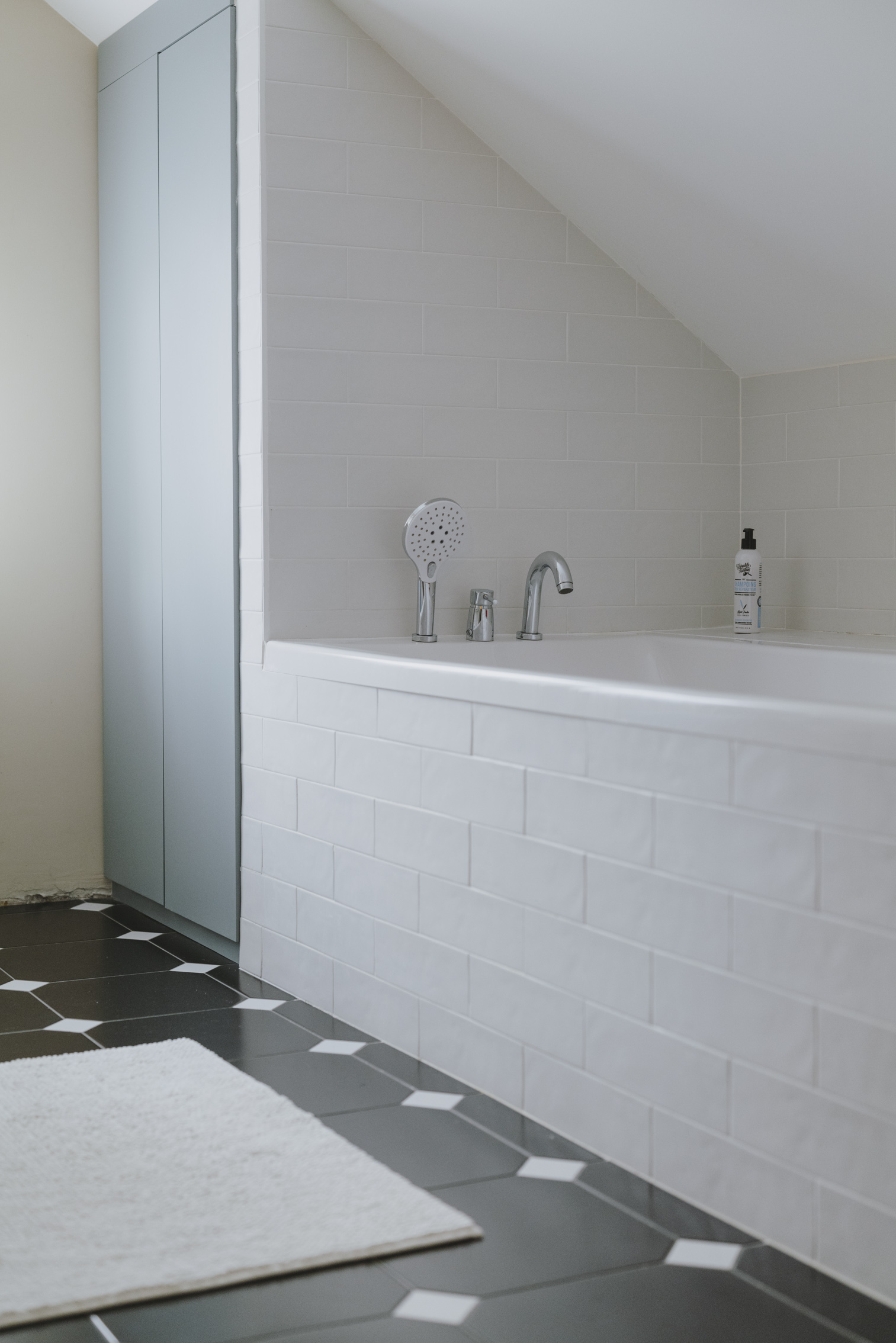 salle-de-bain-baignoire-sous-pente-perene salle-de-bain-baignoire-sous-pente-perene