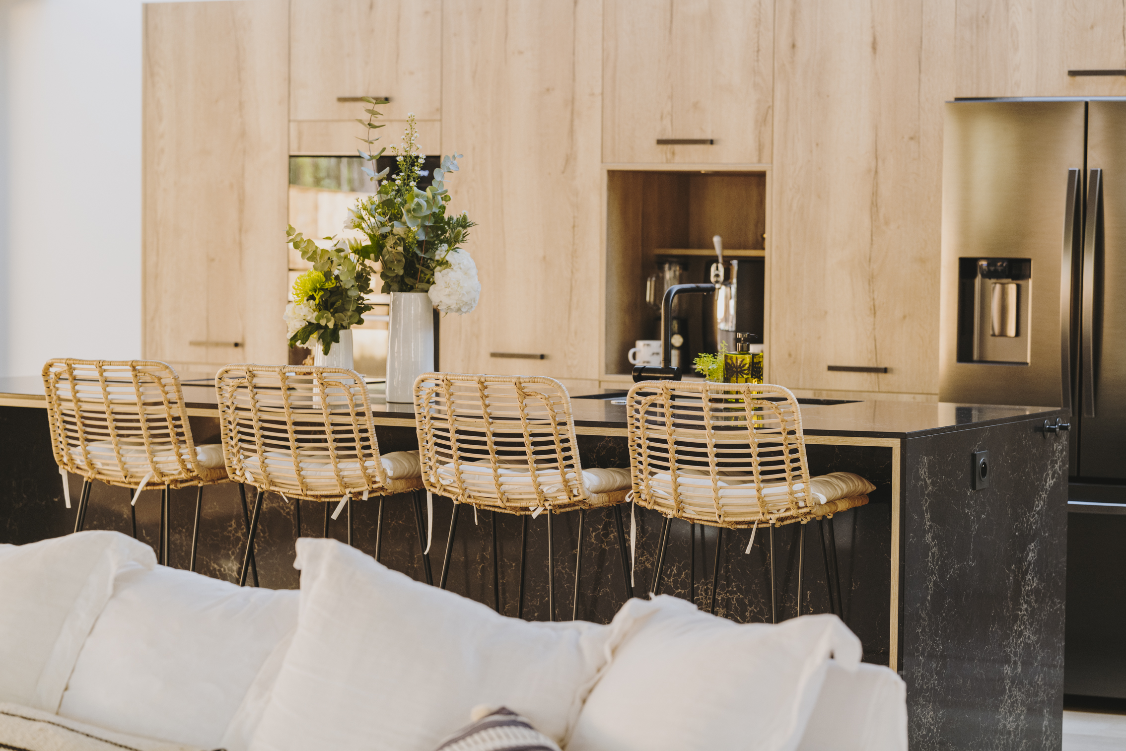 cuisine-design-ilot-noir-bois-marbre-perene cuisine-design-ilot-noir-bois-marbre-perene