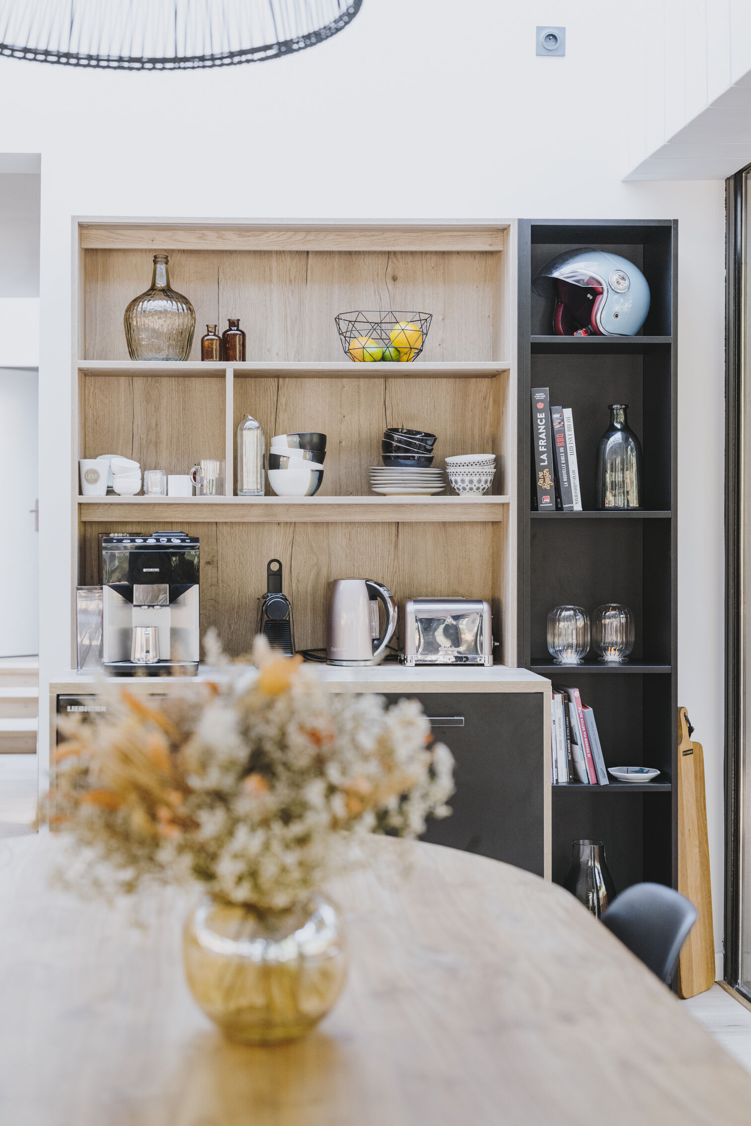 agencement-niches-biclores-pin-et-noir-cuisine-design-perene agencement-niches-biclores-pin-et-noir-cuisine-design-perene