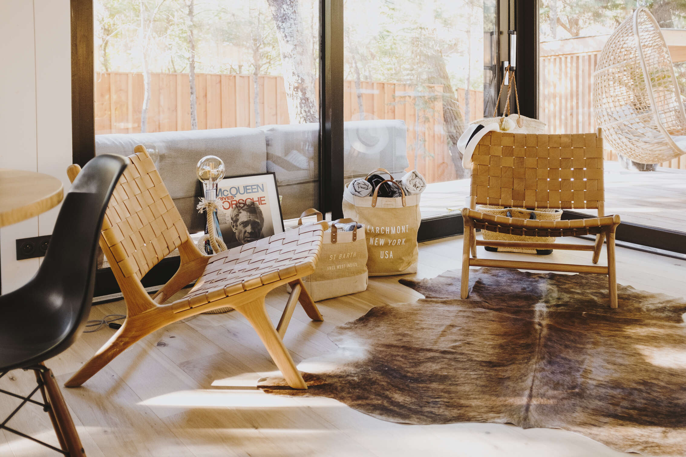 fauteuils-bois-dans-salon-lumineux-et-design-perene fauteuils-bois-dans-salon-lumineux-et-design-perene