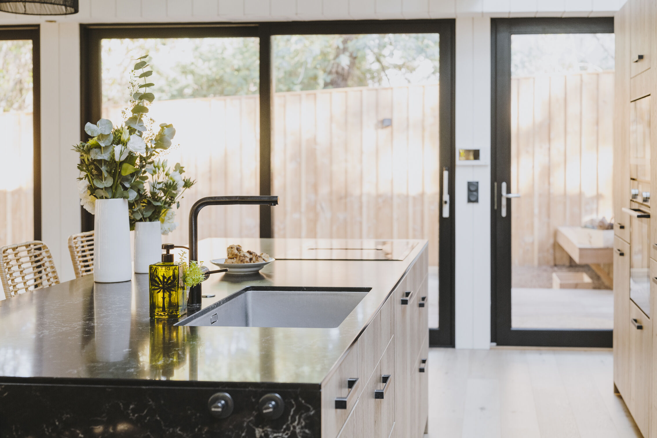 ilot-central-en-quartz-vanilla-noir-brillant-perene ilot-central-en-quartz-vanilla-noir-brillant-perene