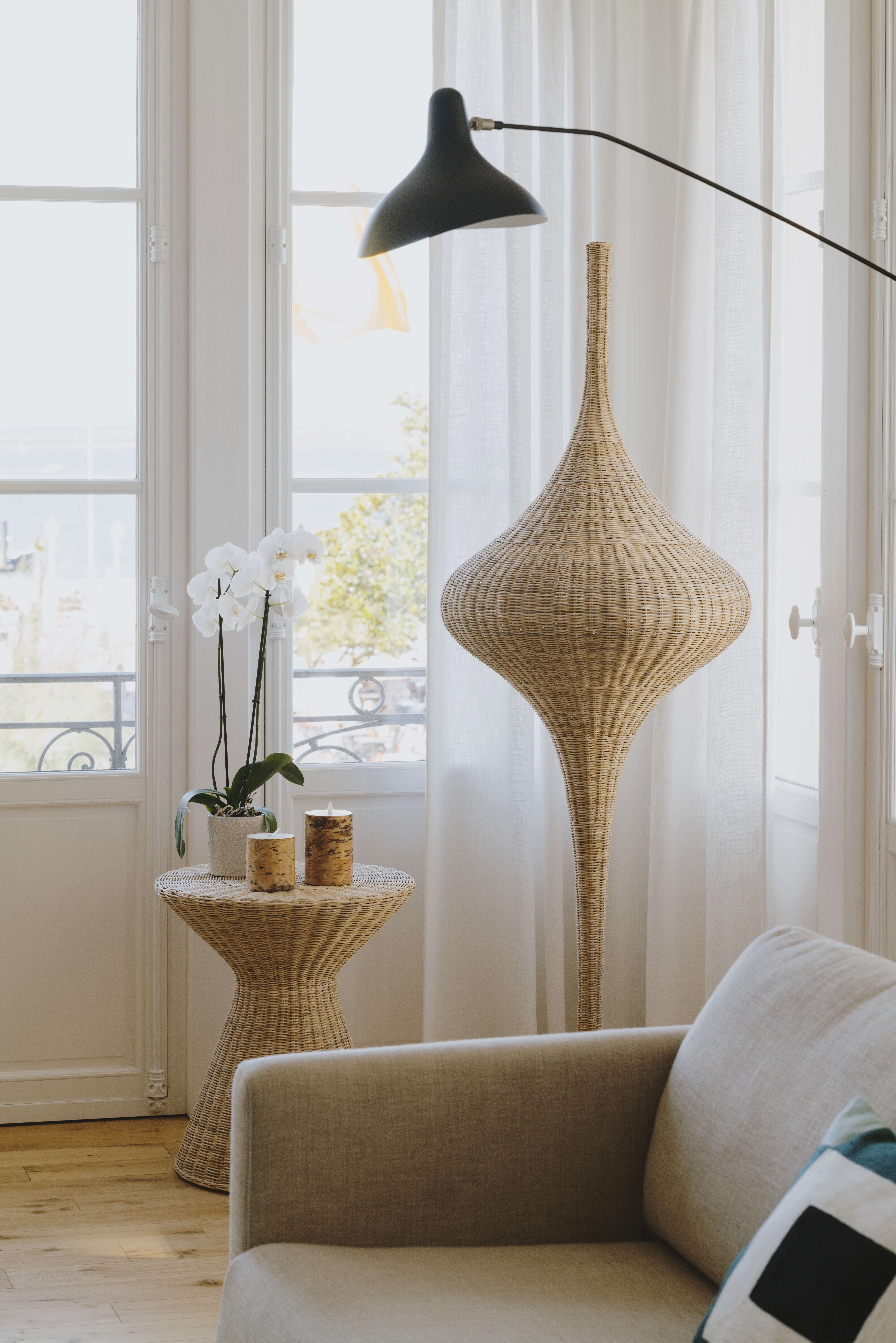 canape-dans-salon-lumineux-perene