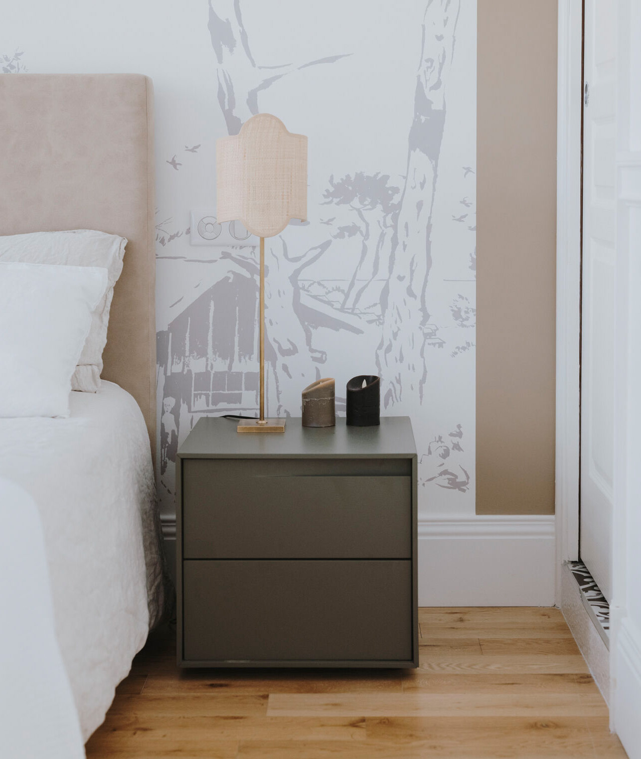 table-de-chevet-dans-chambre-lumineuse-perene