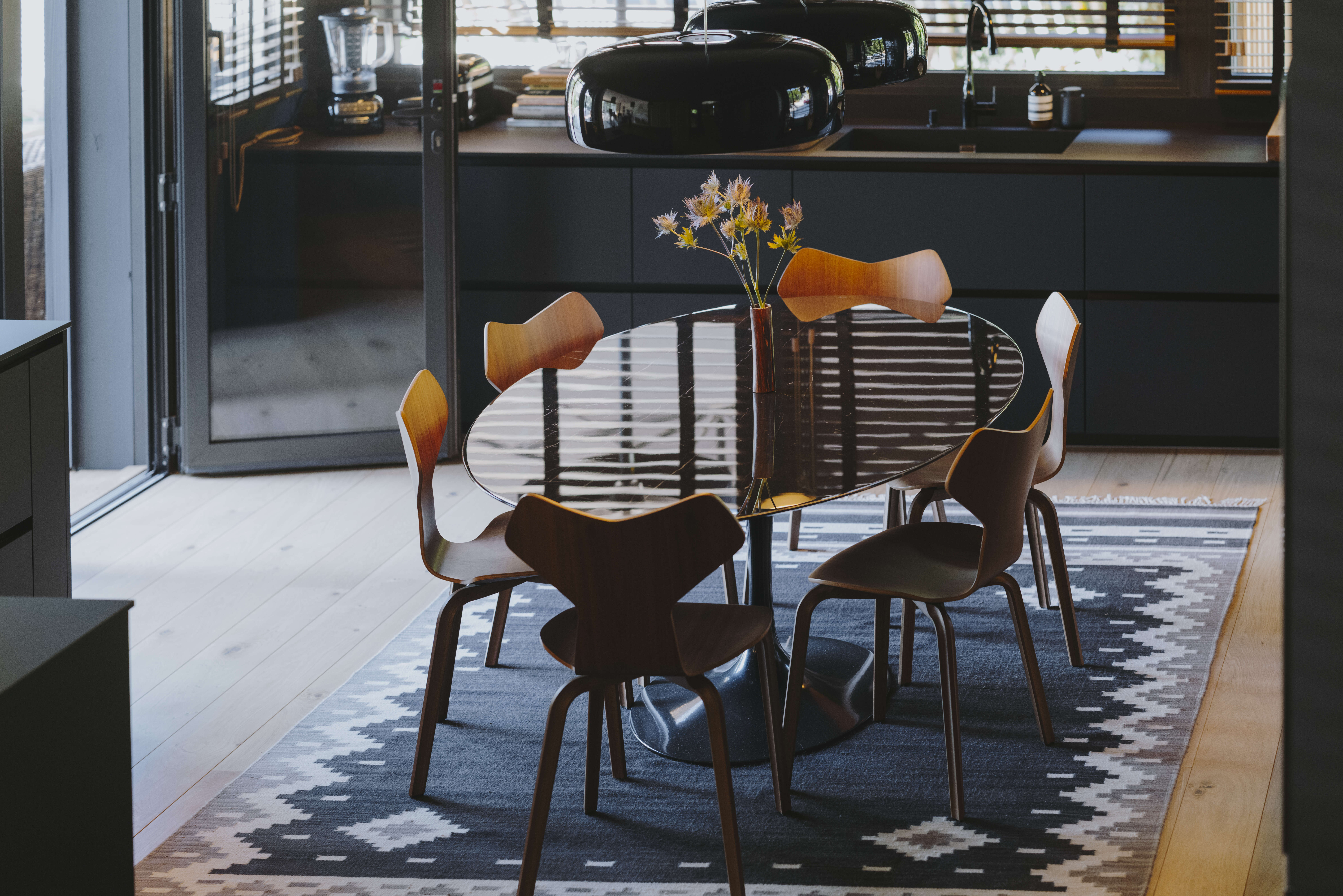 cuisine-ouverte-noire-mat-design-perene