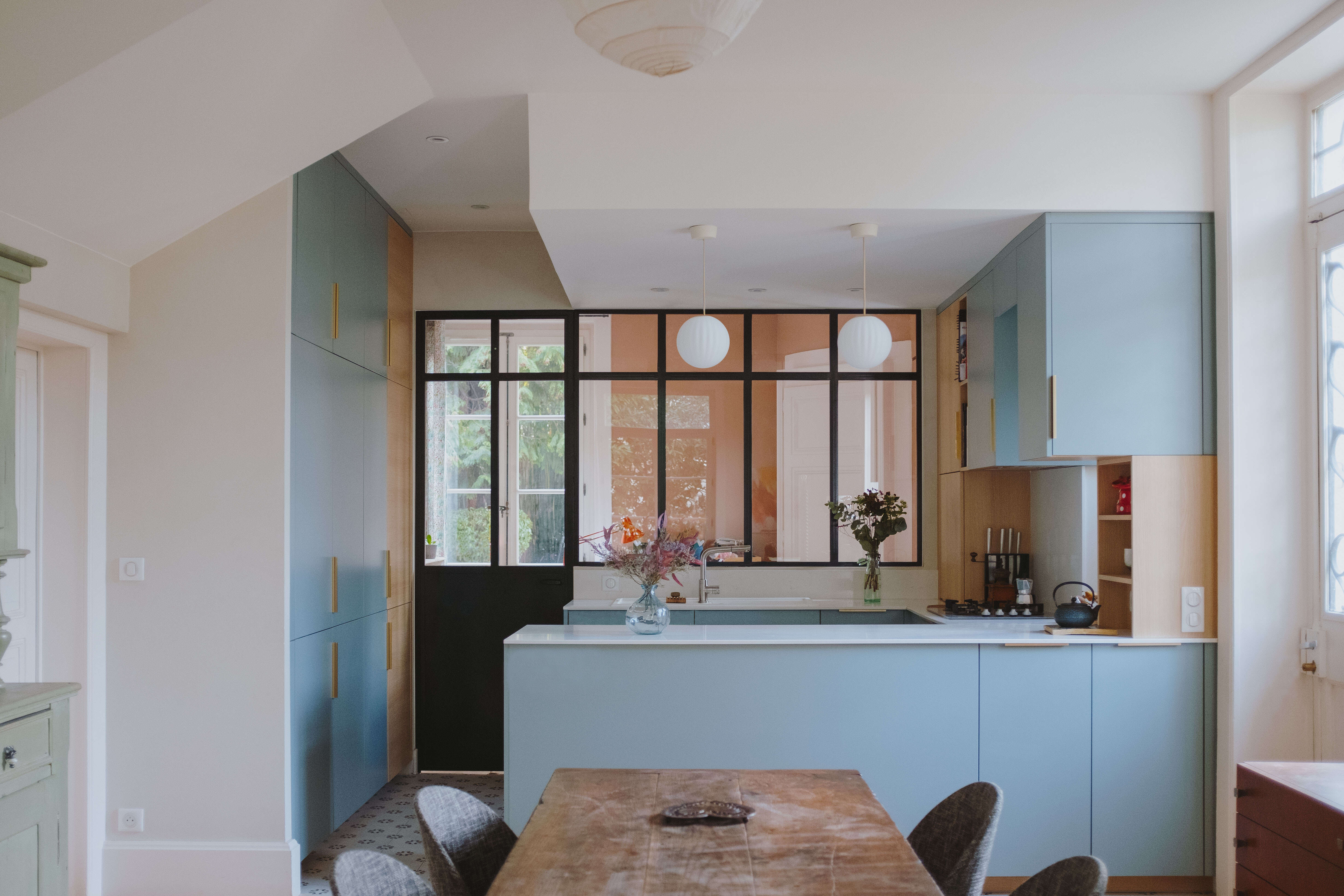 cuisine-ouverte-vert-d-eau-marbre-perene