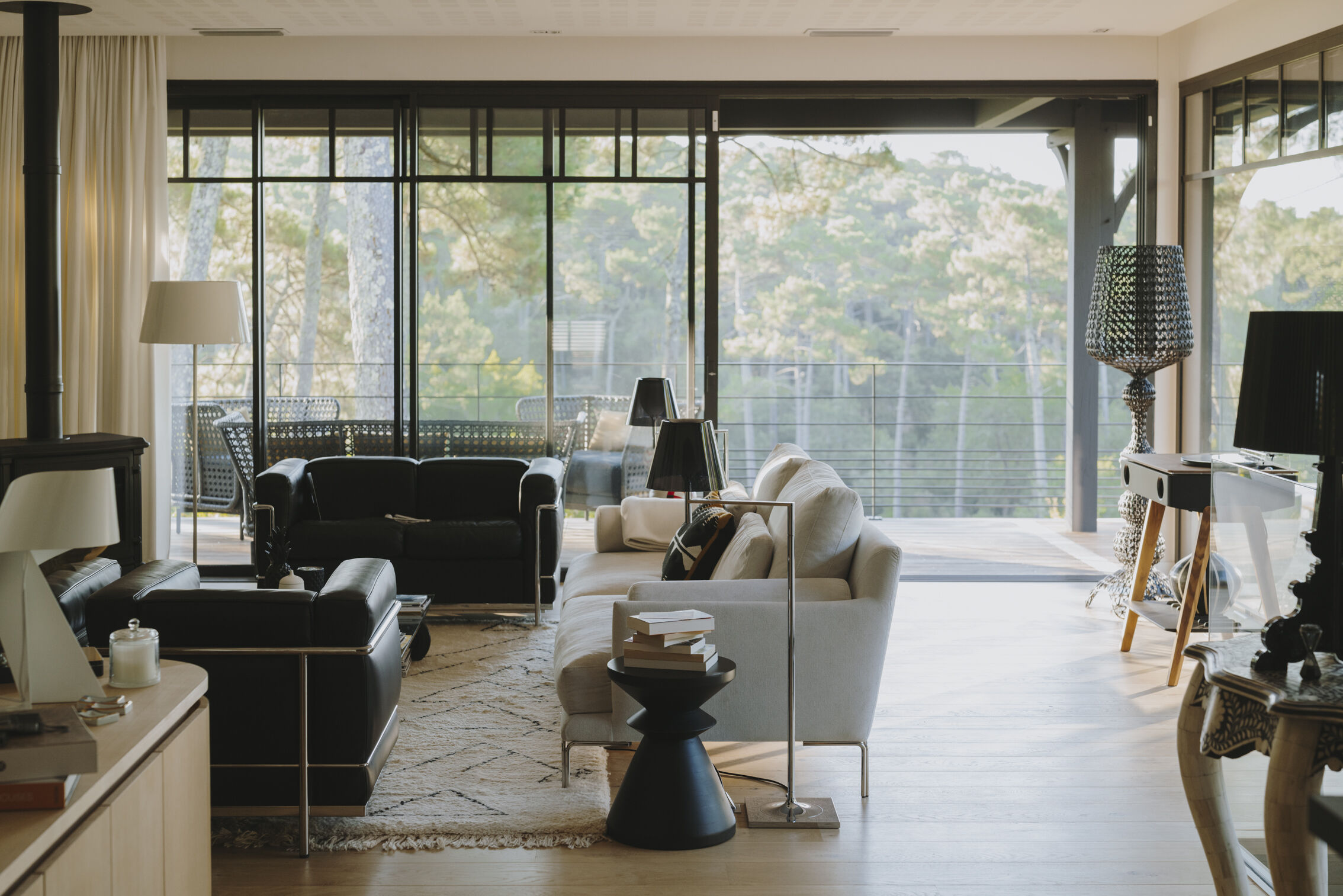 agencement-salon-lumineux-inspiration-voyage