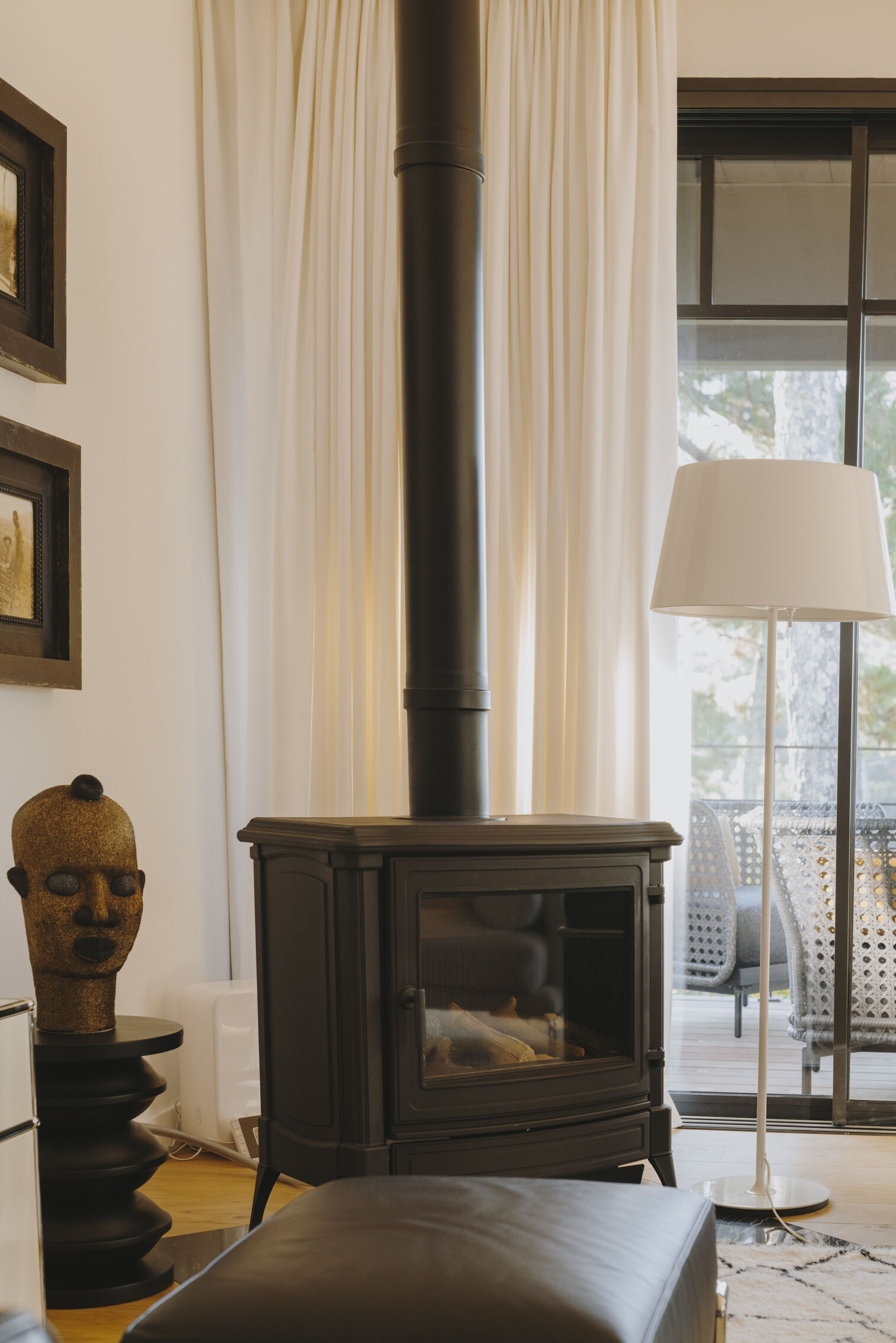 poele-dans-salon-contemporain