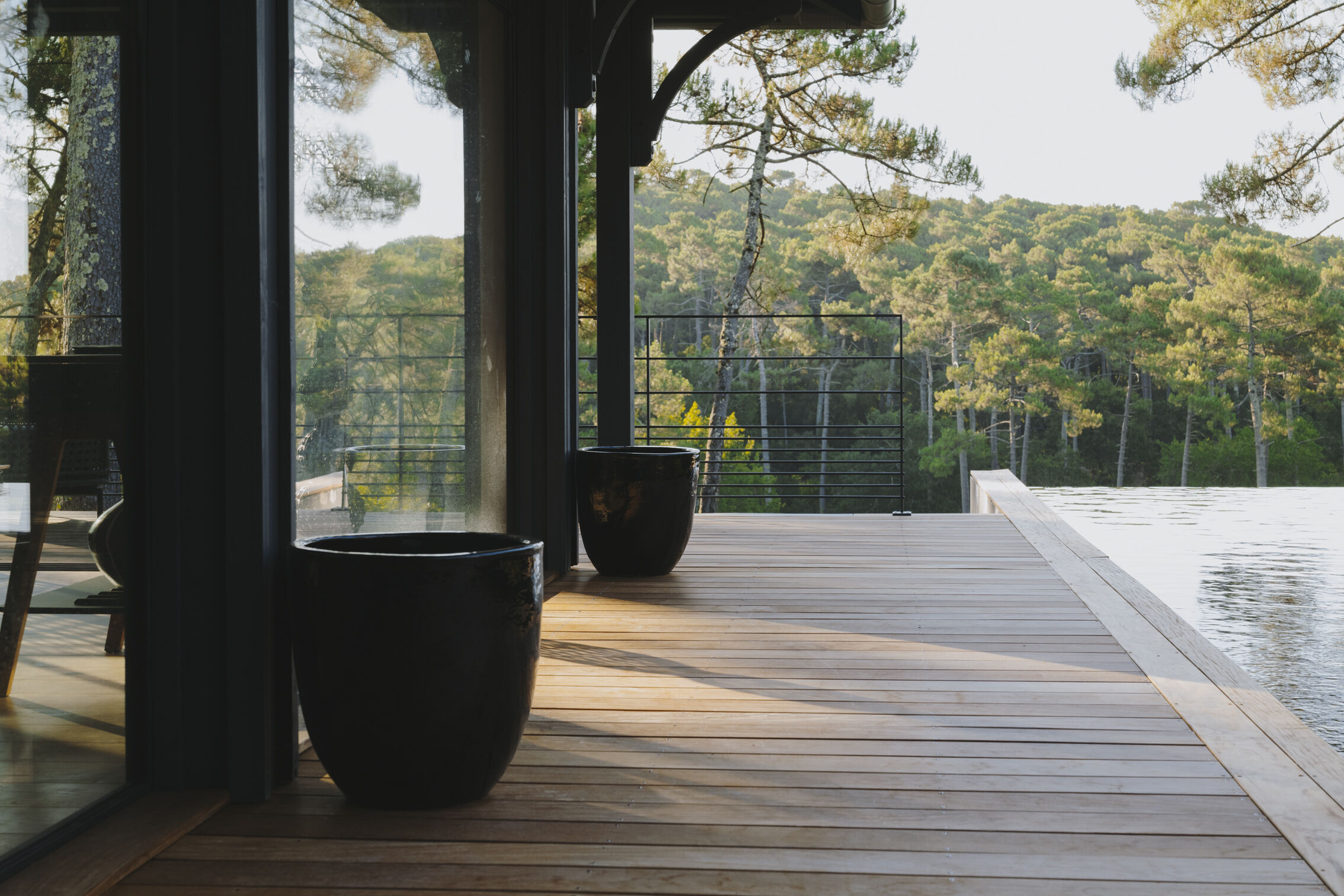 salon-avec-vue-sur-piscine