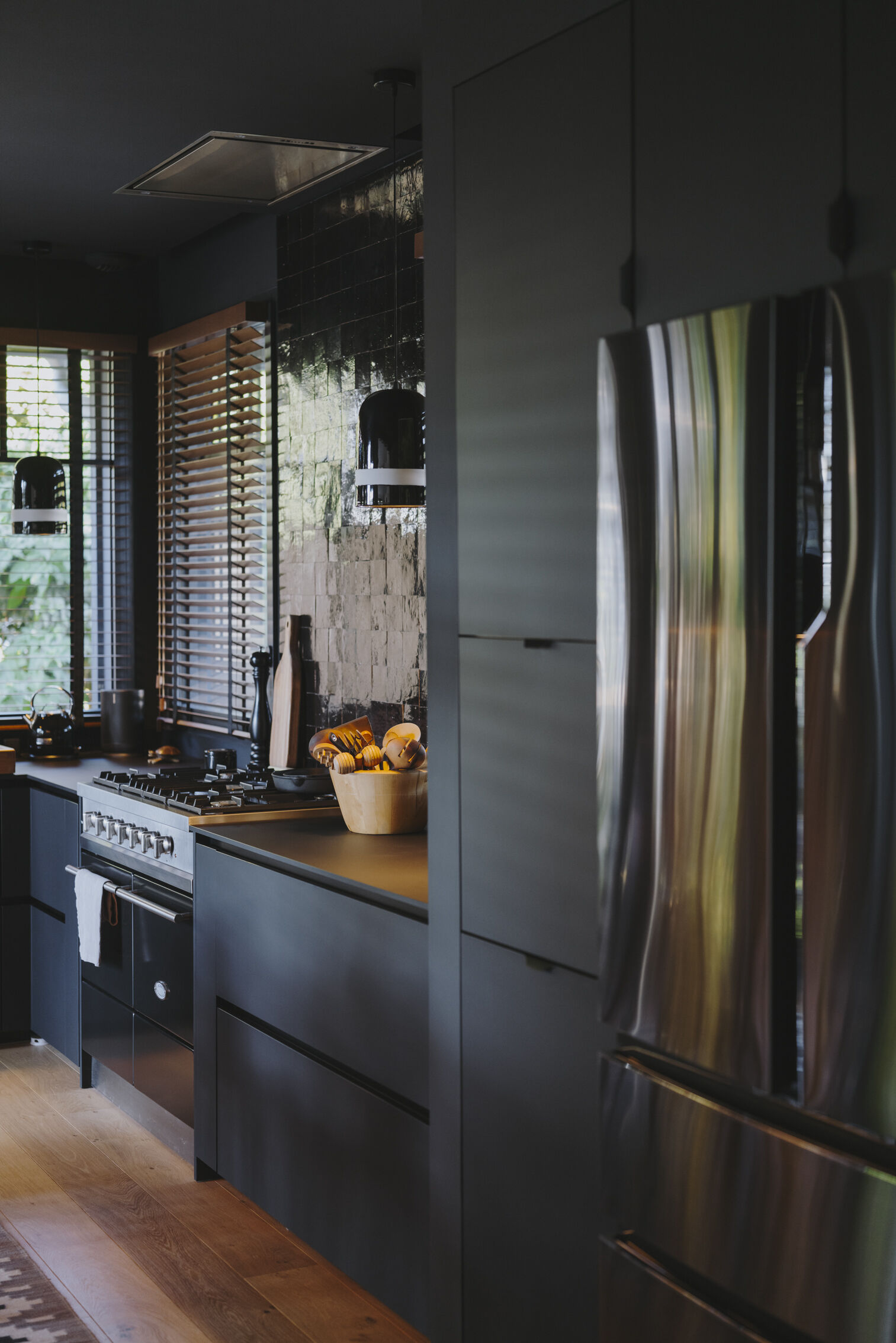 refrigirateur-en-inox-noir-dans-cuisine-perene