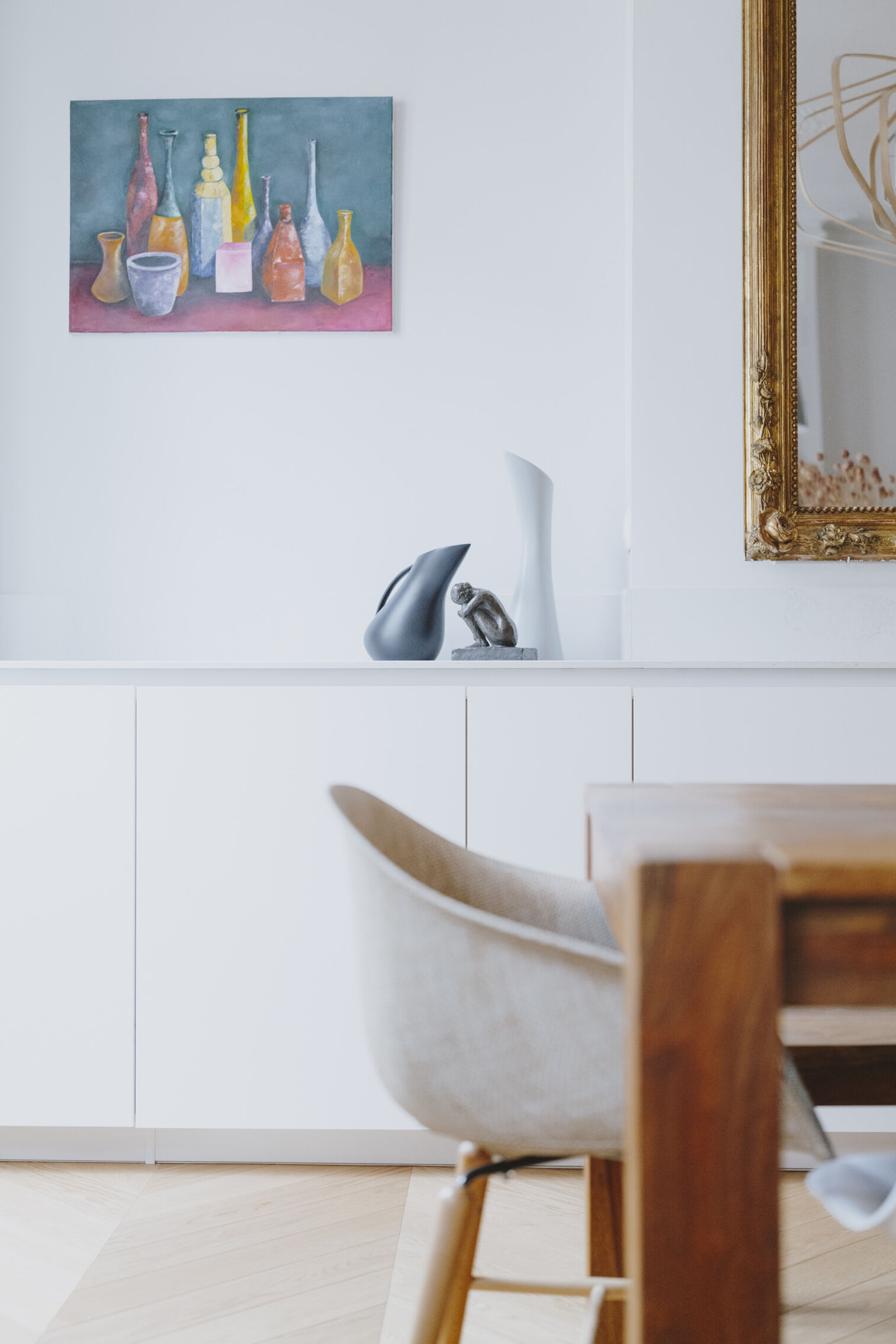 chaise-dans-cuisine-lumineuse-blanche-perene