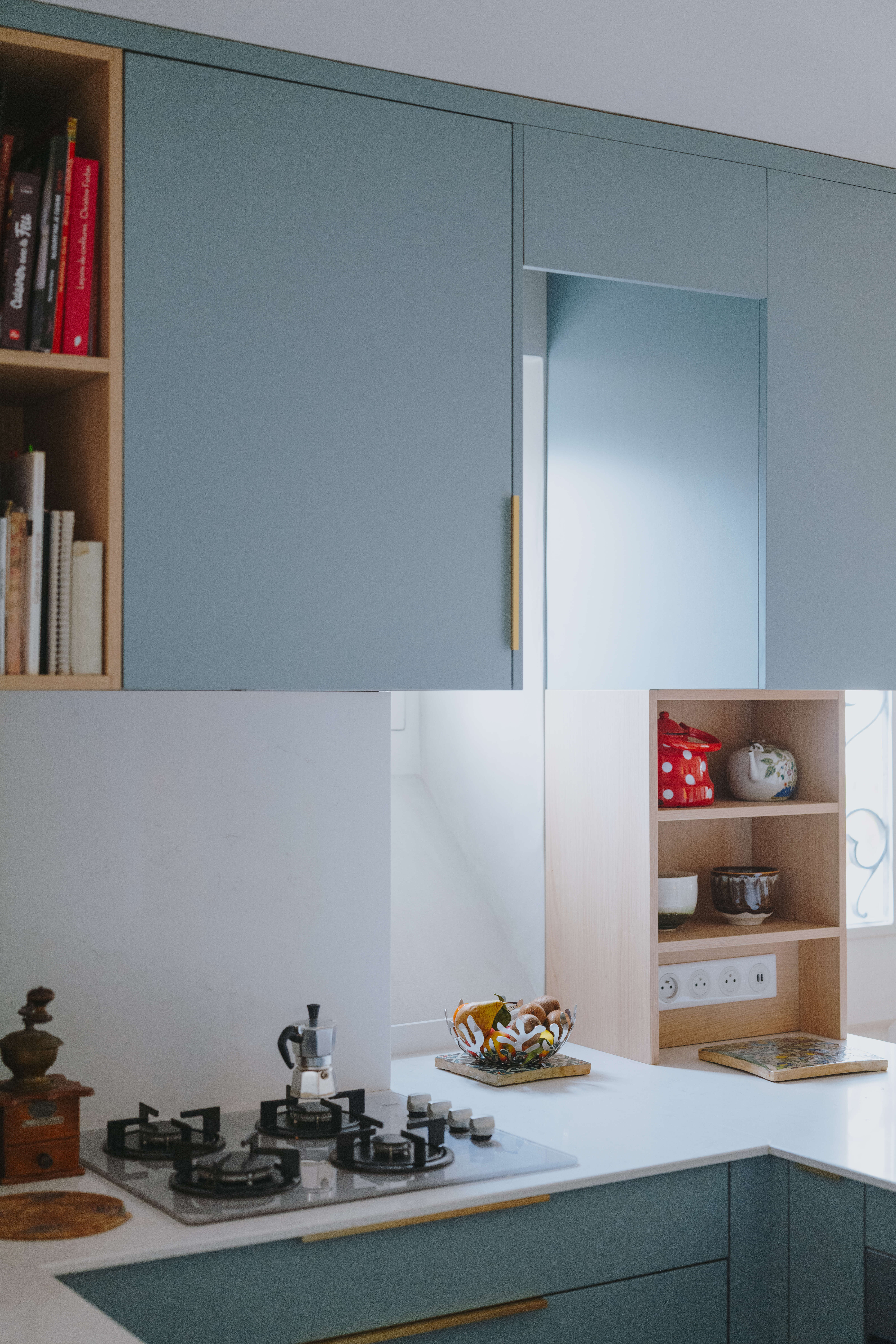 gazinière-dans-cuisine-lumineuse-bleue-perene gazinière-dans-cuisine-lumineuse-bleue-perene