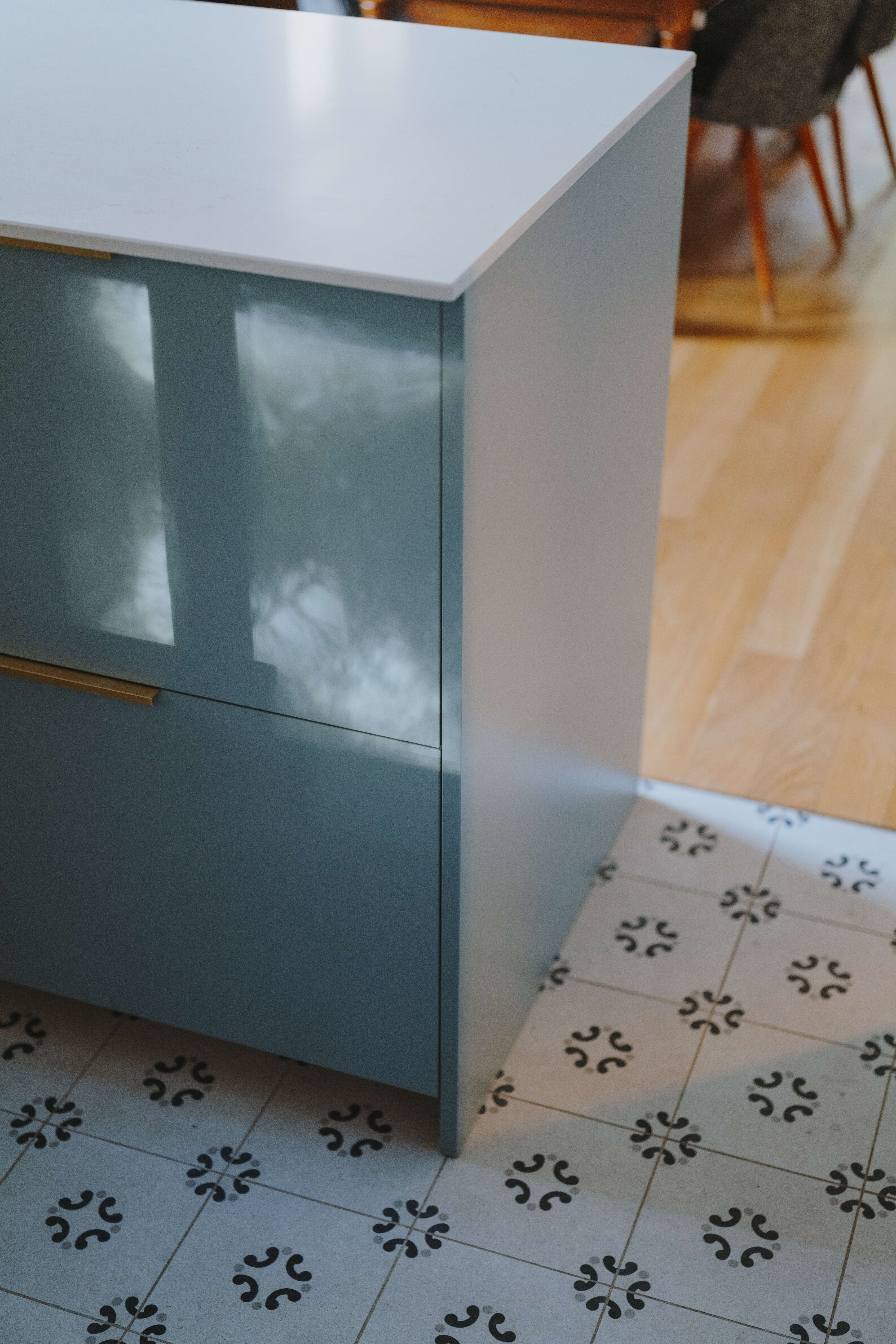 sol-a-carreaux-et-parquet-en-bois-dans-cuisine-perene sol-a-carreaux-et-parquet-en-bois-dans-cuisine-perene