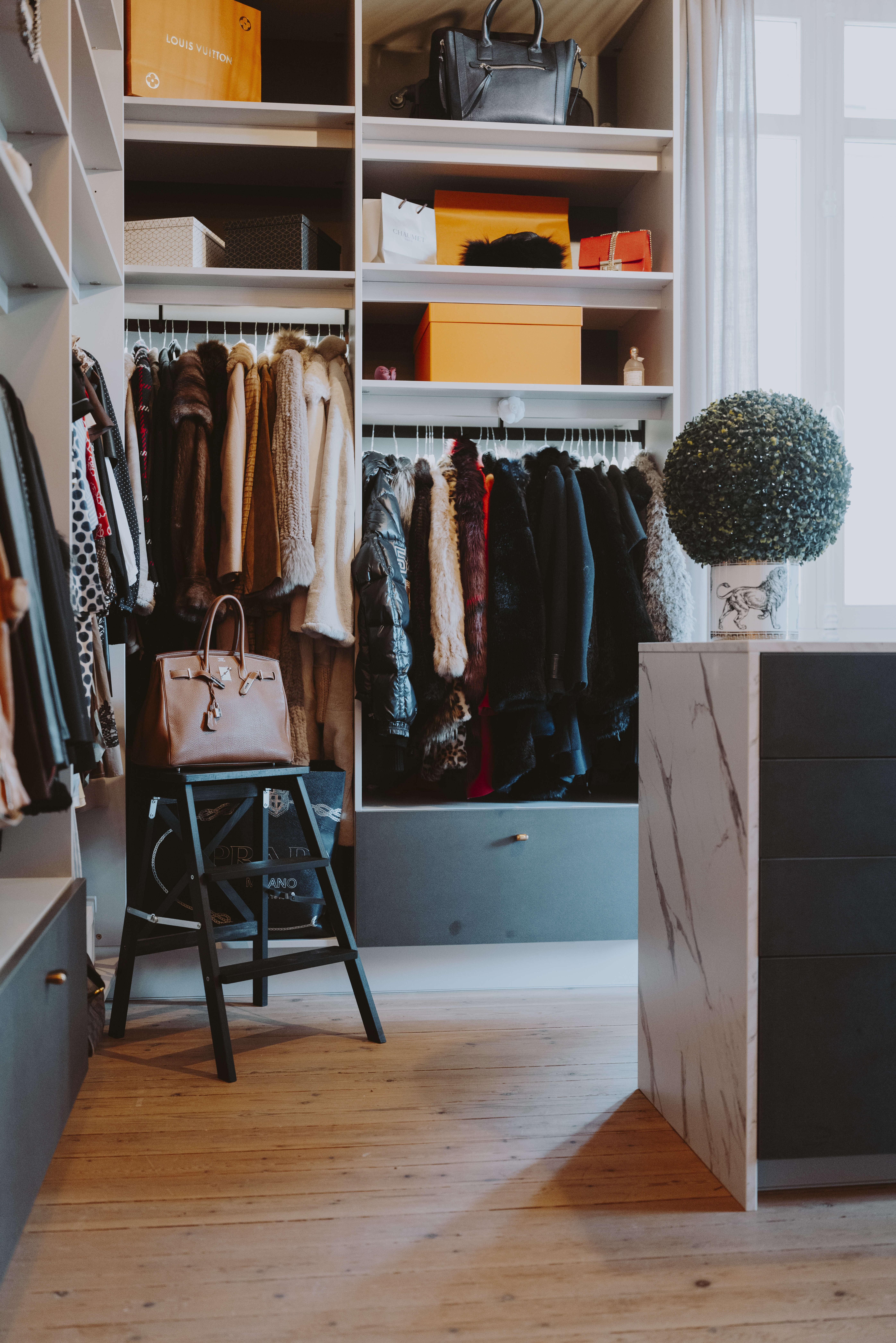 dressing-ouvert-avec-niches-sur-mesure-perene