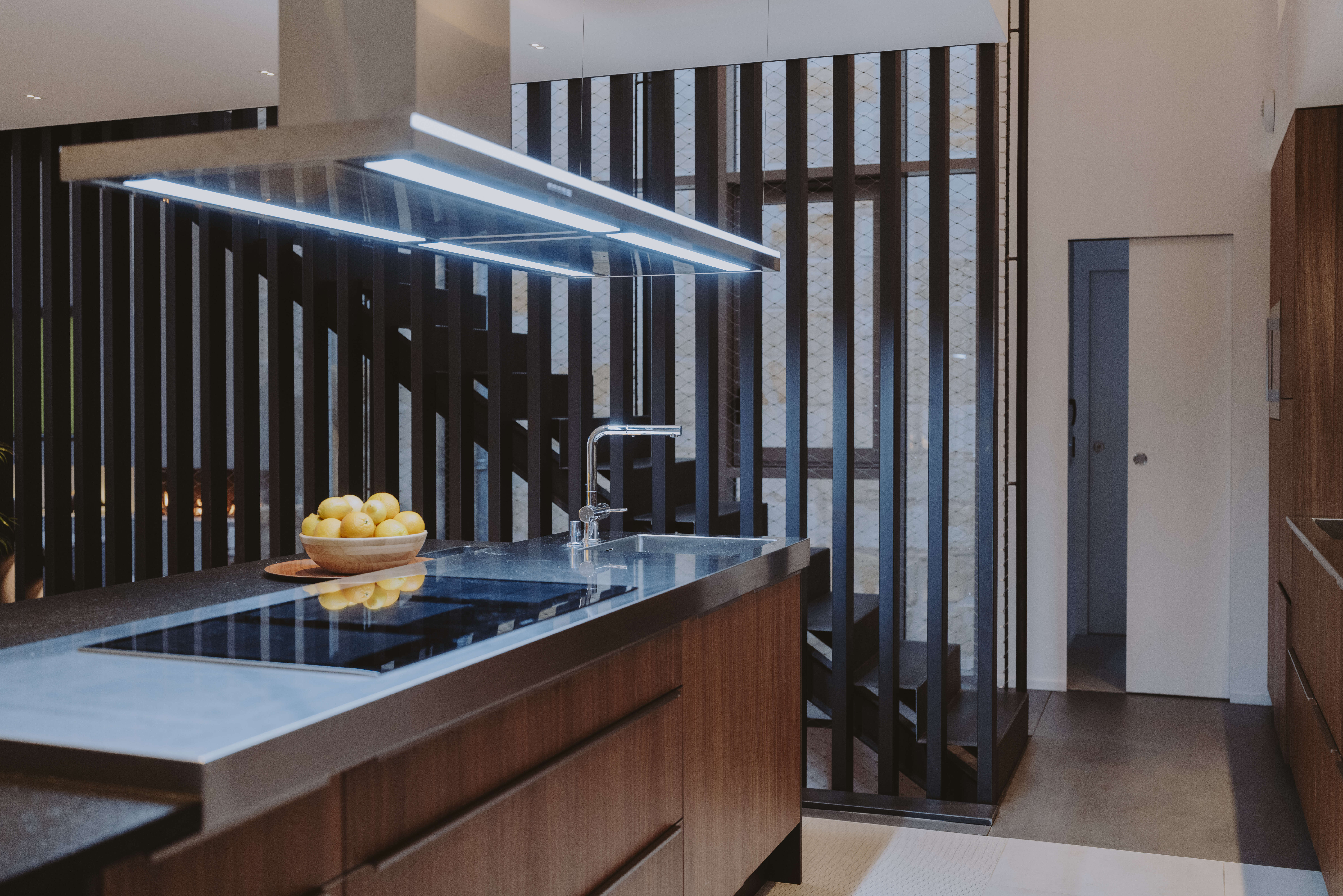 ilot-central-dans-loft-minimaliste-perene ilot-central-dans-loft-minimaliste-perene