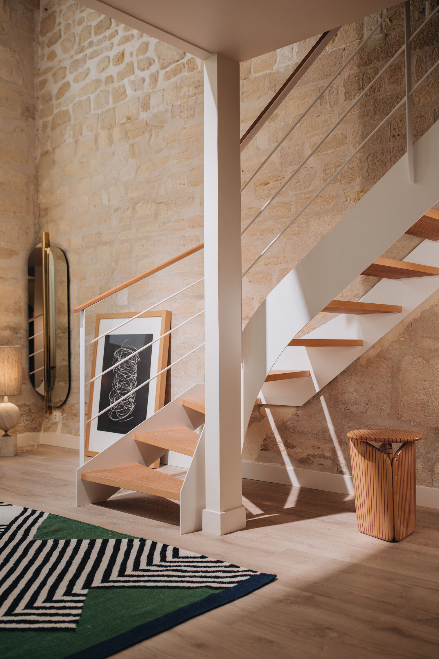 escalier-bois-salon-duplex-parisien-perene escalier-bois-salon-duplex-parisien-perene