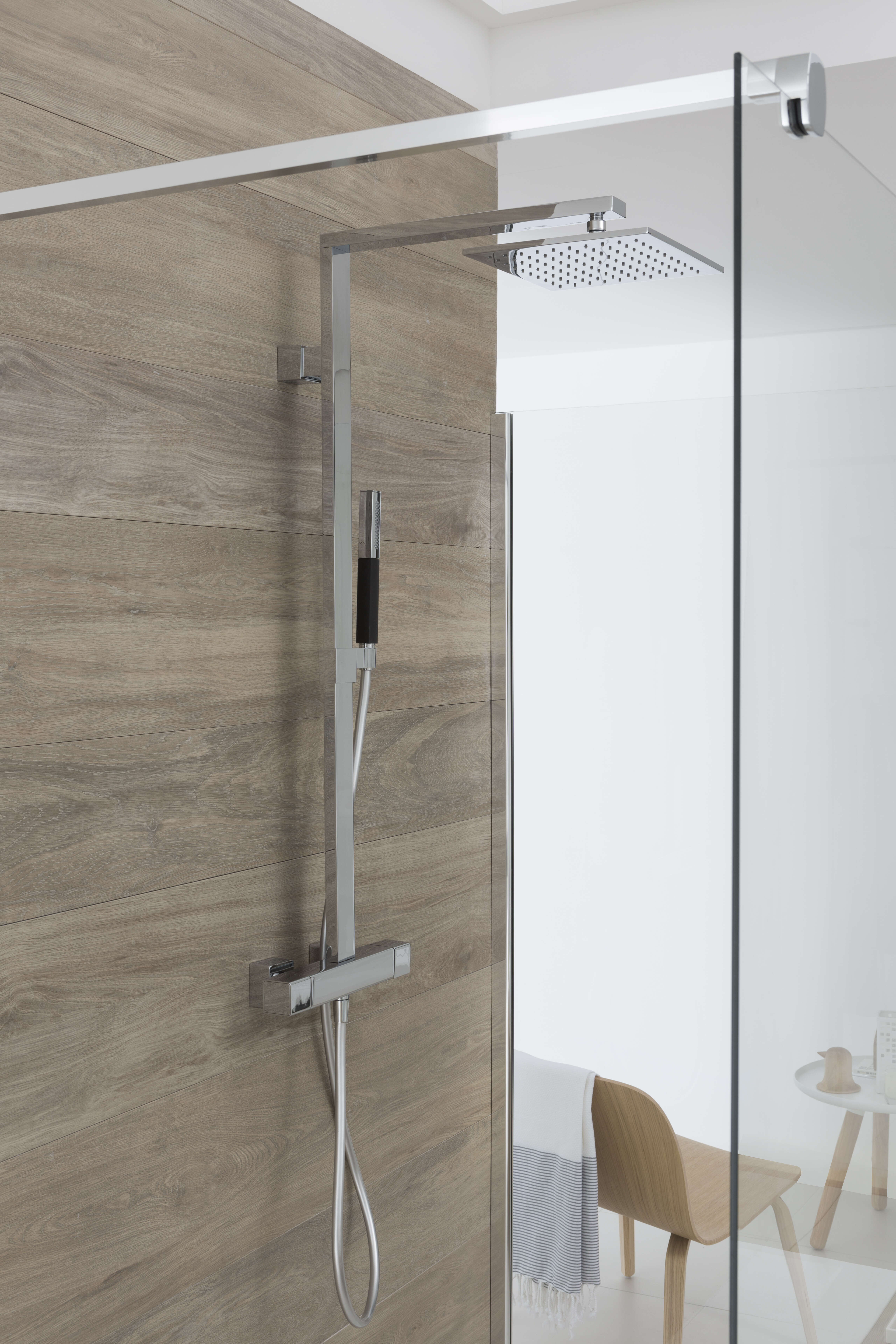 douche-finition-bois-et-verre-perene