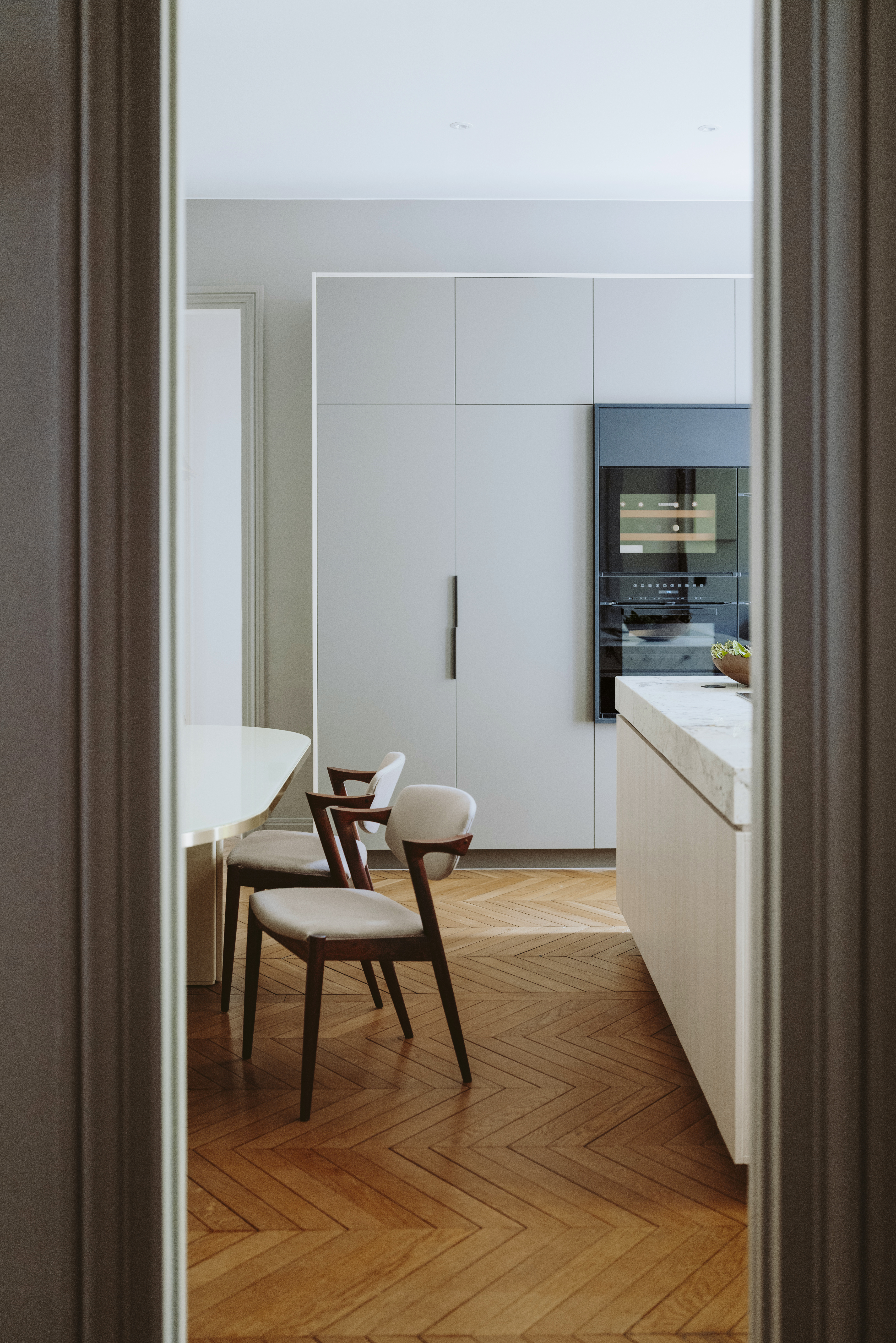 detail-chaise-cuisine-haussmanienne detail-chaise-cuisine-haussmanienne