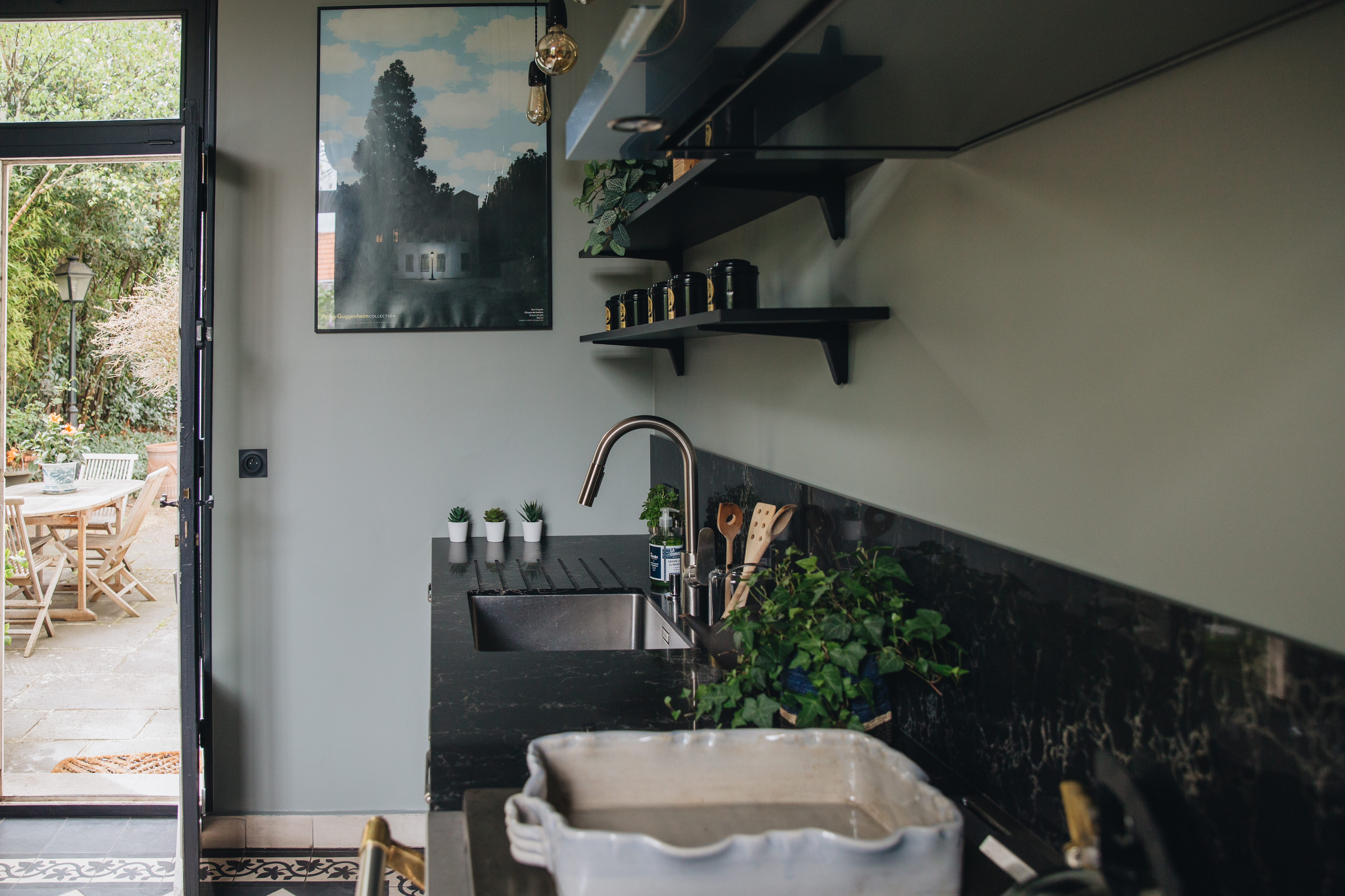 evier-fenetre-cuisine-noir-mat evier-fenetre-cuisine-noir-mat