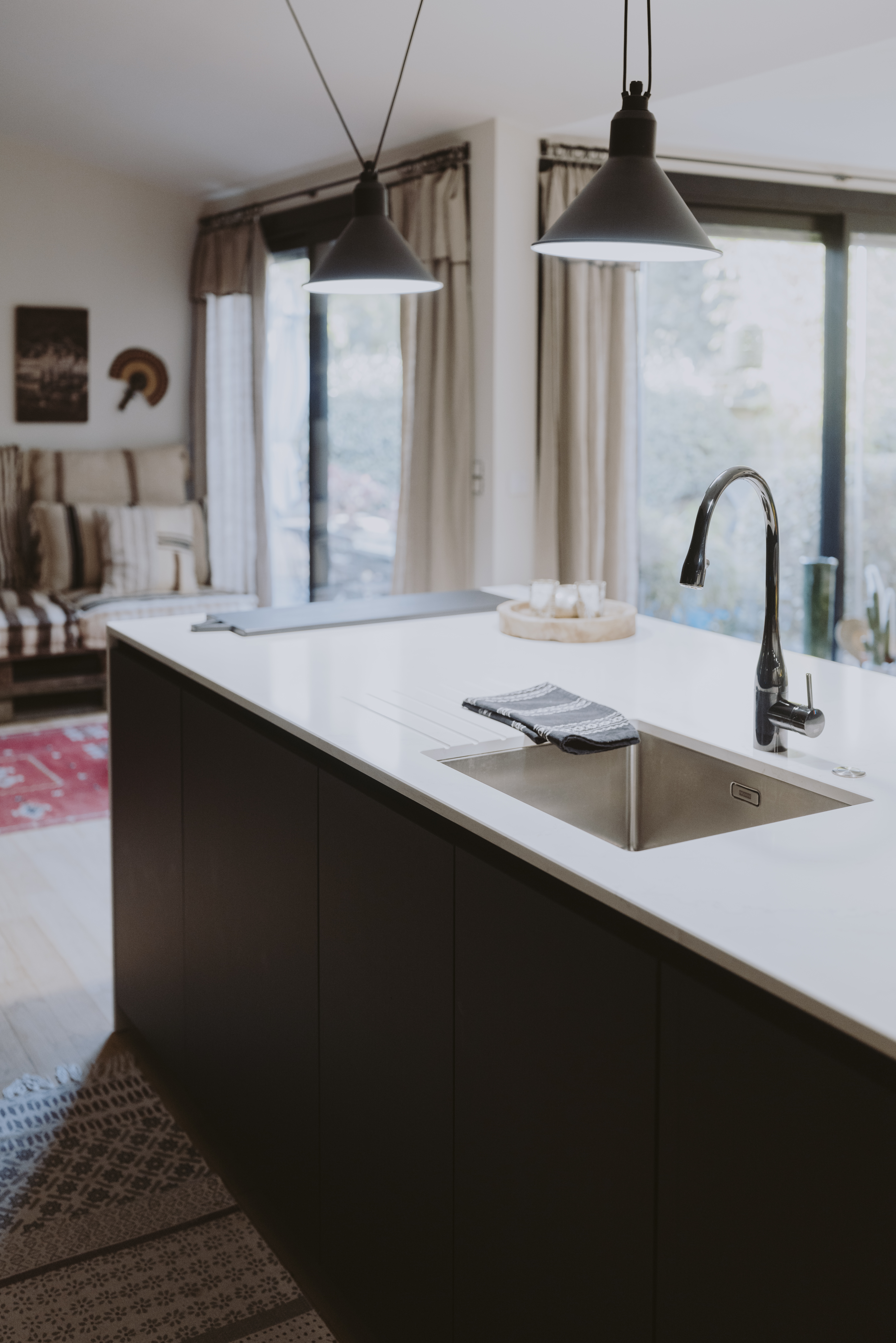 ilot-cuisine-noir-mat-poétique