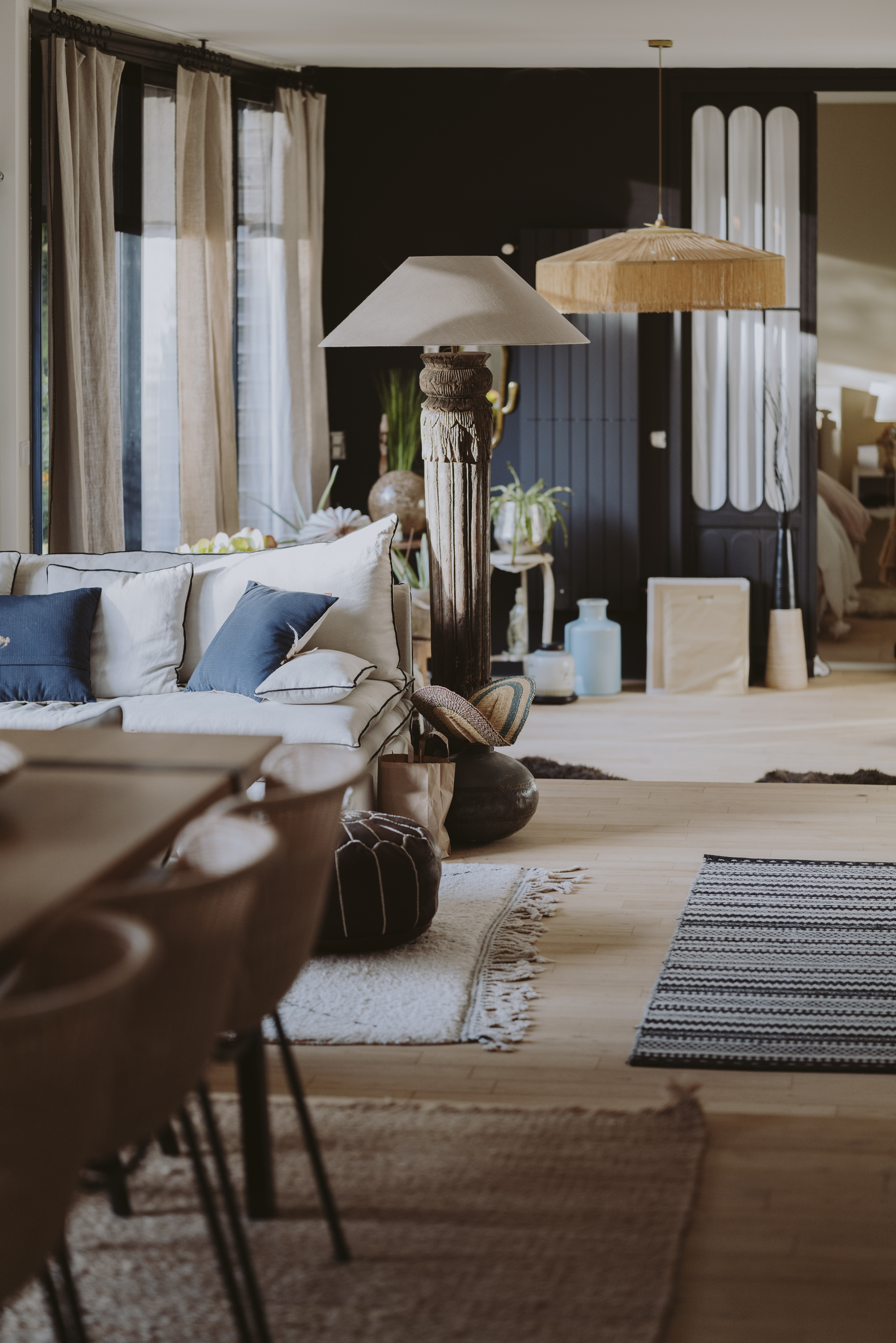 salon-cuisine-noir-mat-poetique