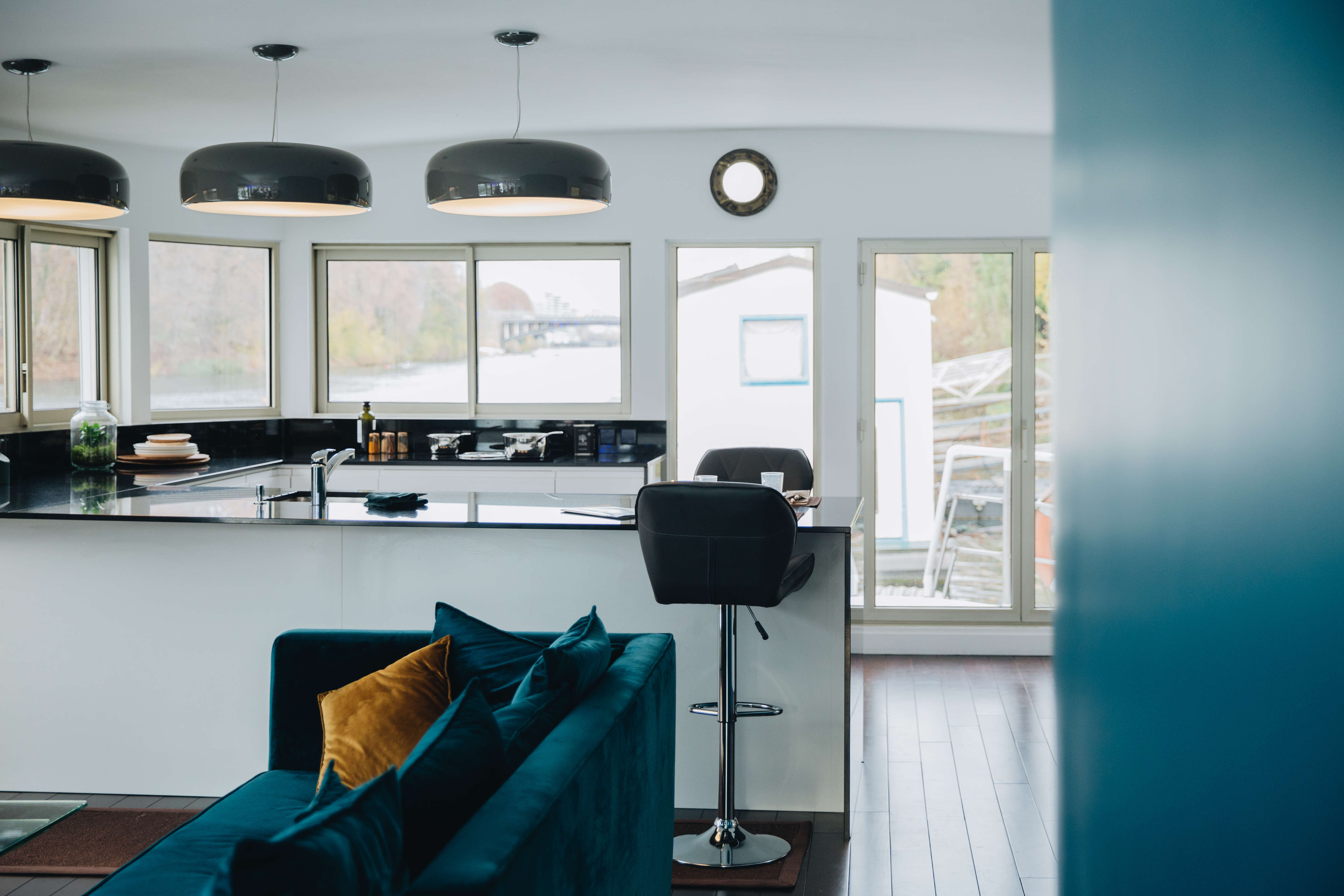 Une-cuisine-sur-l'eau-plan-de-travail-Perene