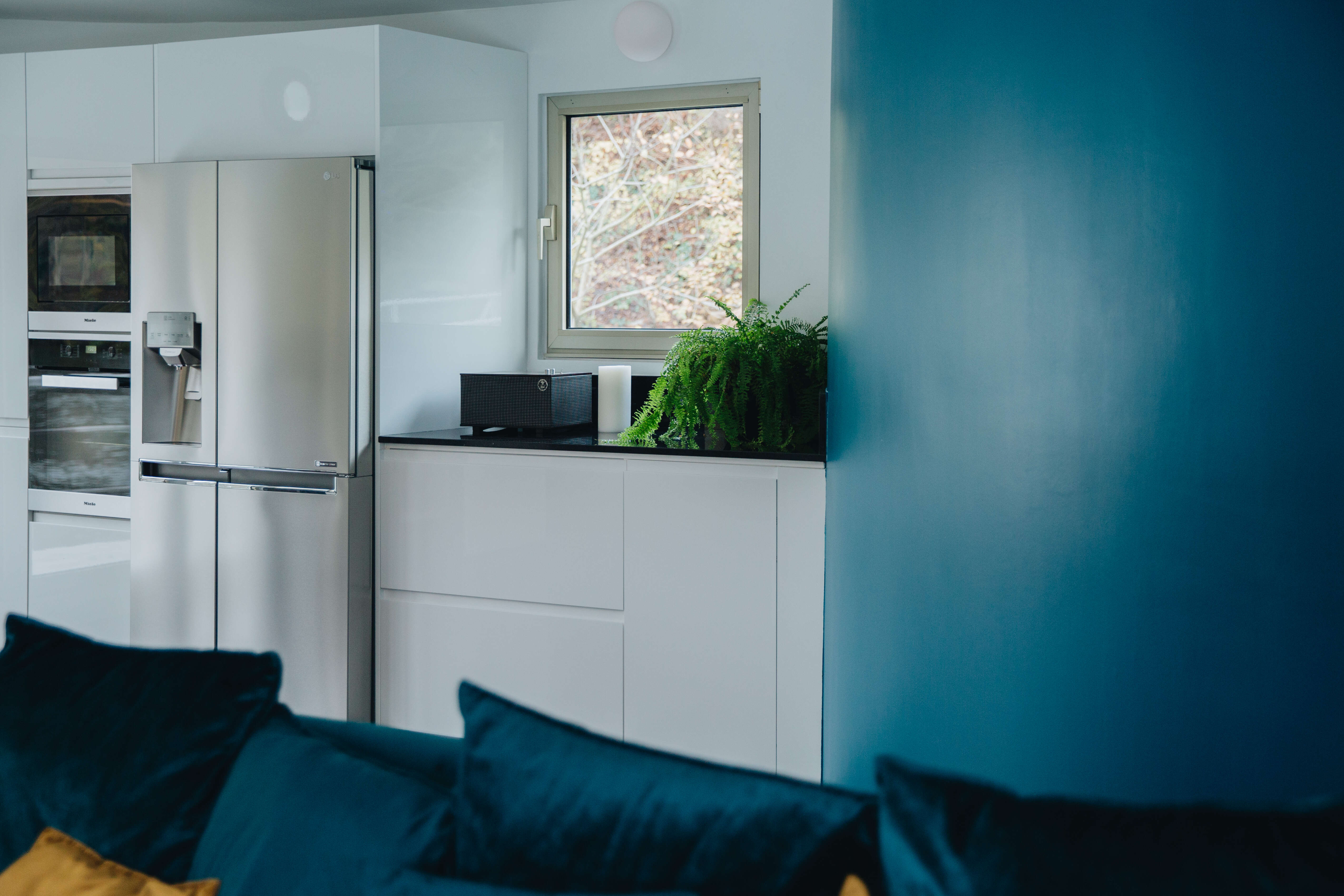 Une-cuisine-sur-l'eau-rangements-Perene