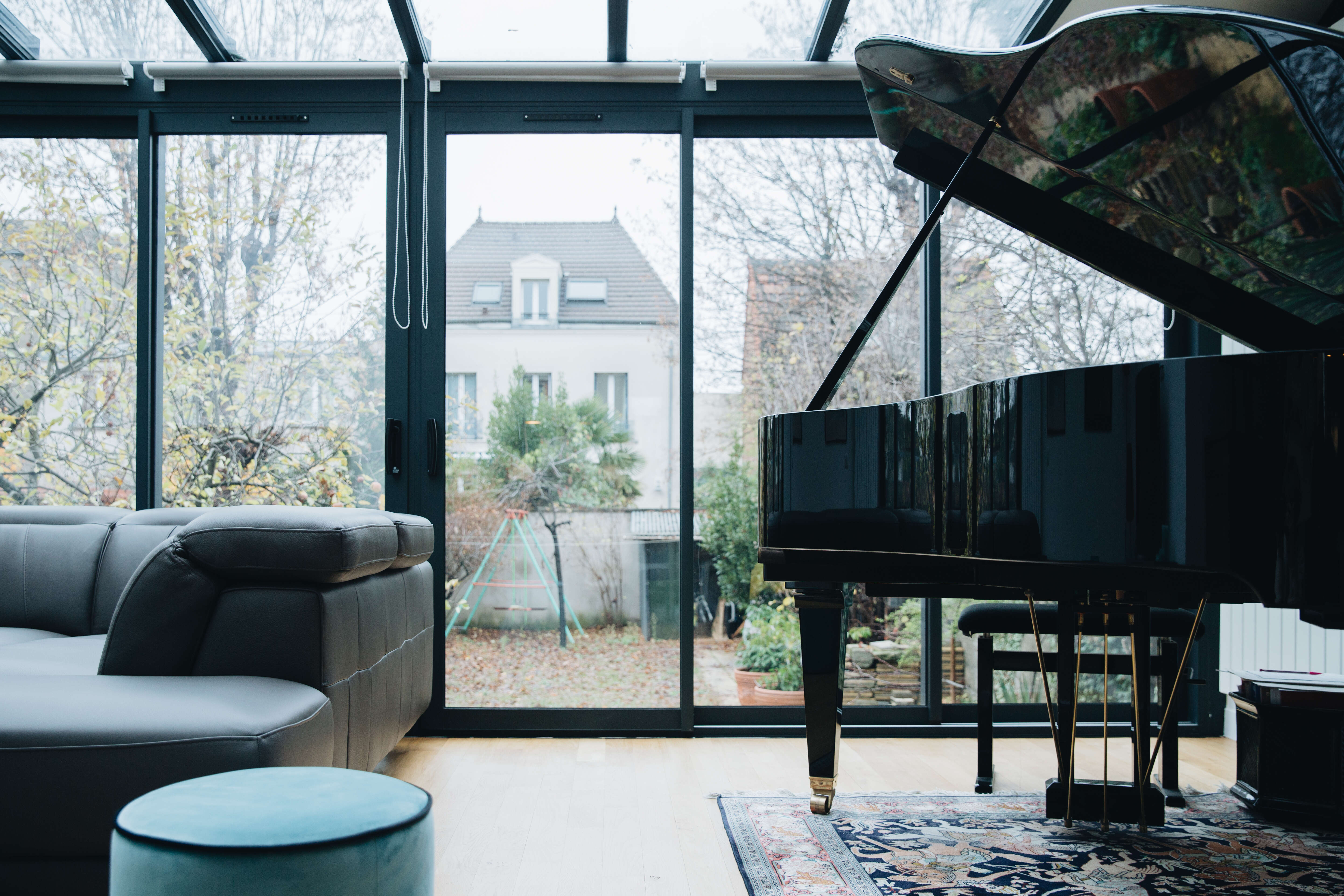 Piano-piece-a-vivre-batisse-elegante-et-familiale-Perene Piano-piece-a-vivre-batisse-elegante-et-familiale-Perene