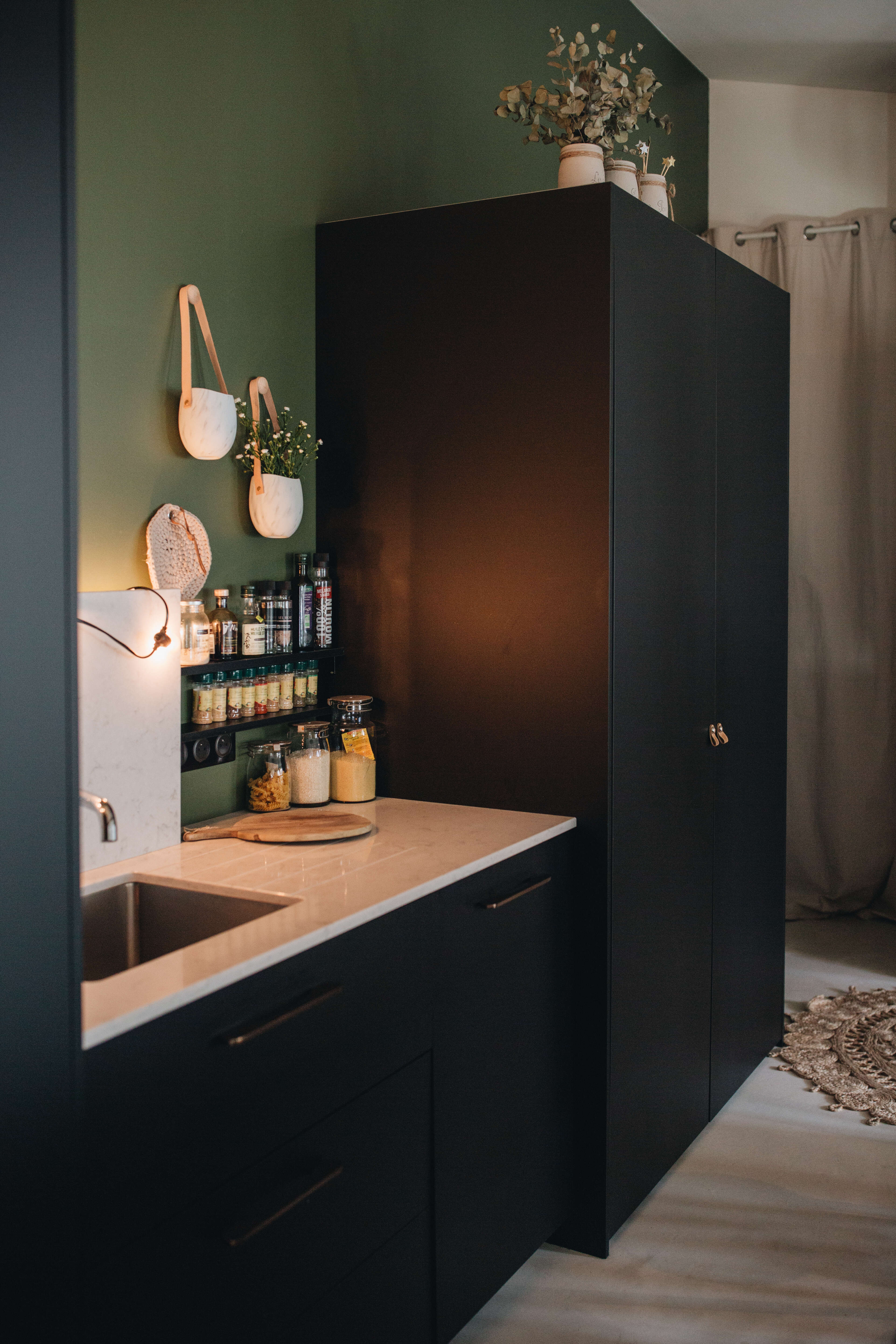 Cuisine-noire-Rangements-Perene