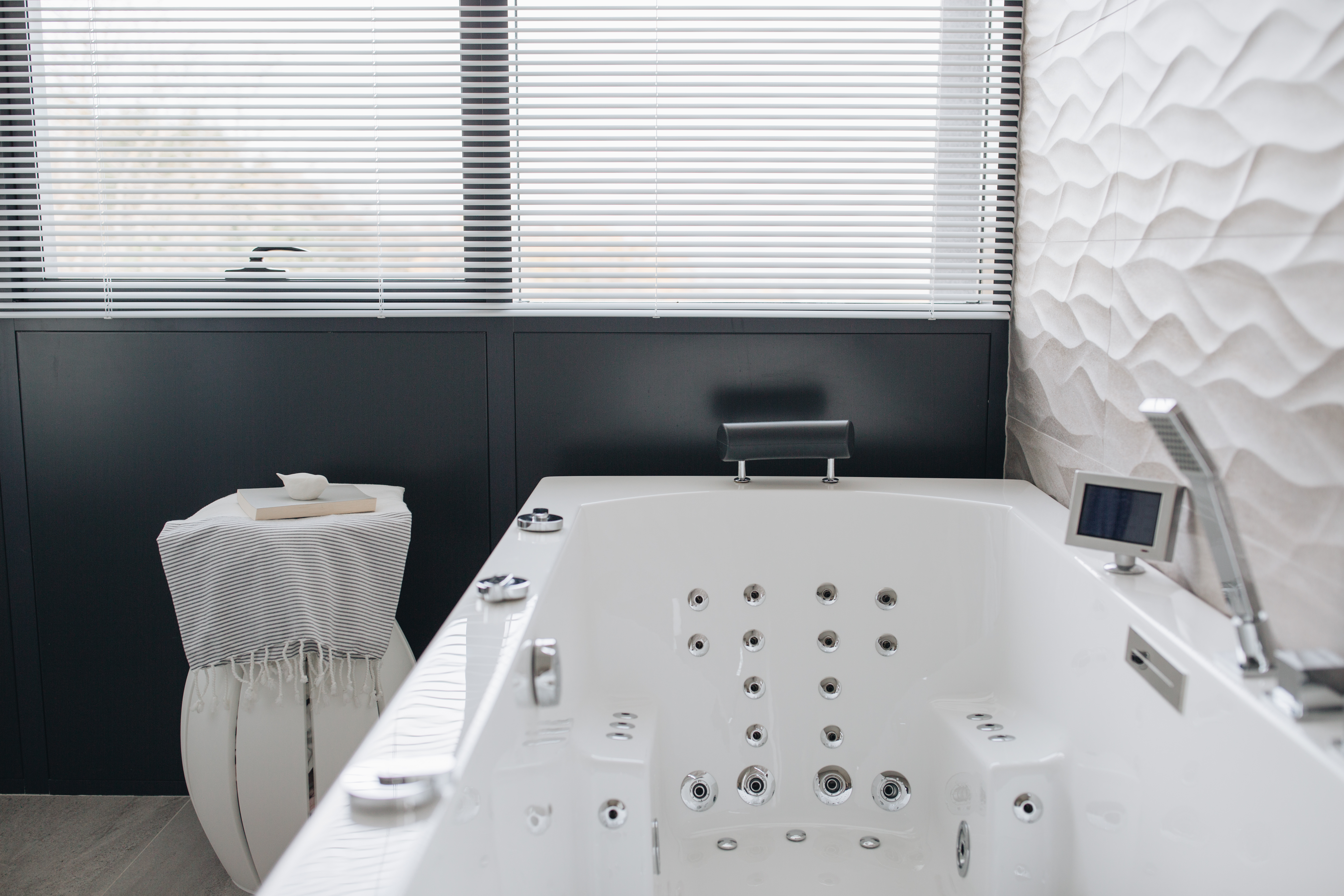 baignoire-salle-de-bain-symétrie baignoire-salle-de-bain-symétrie