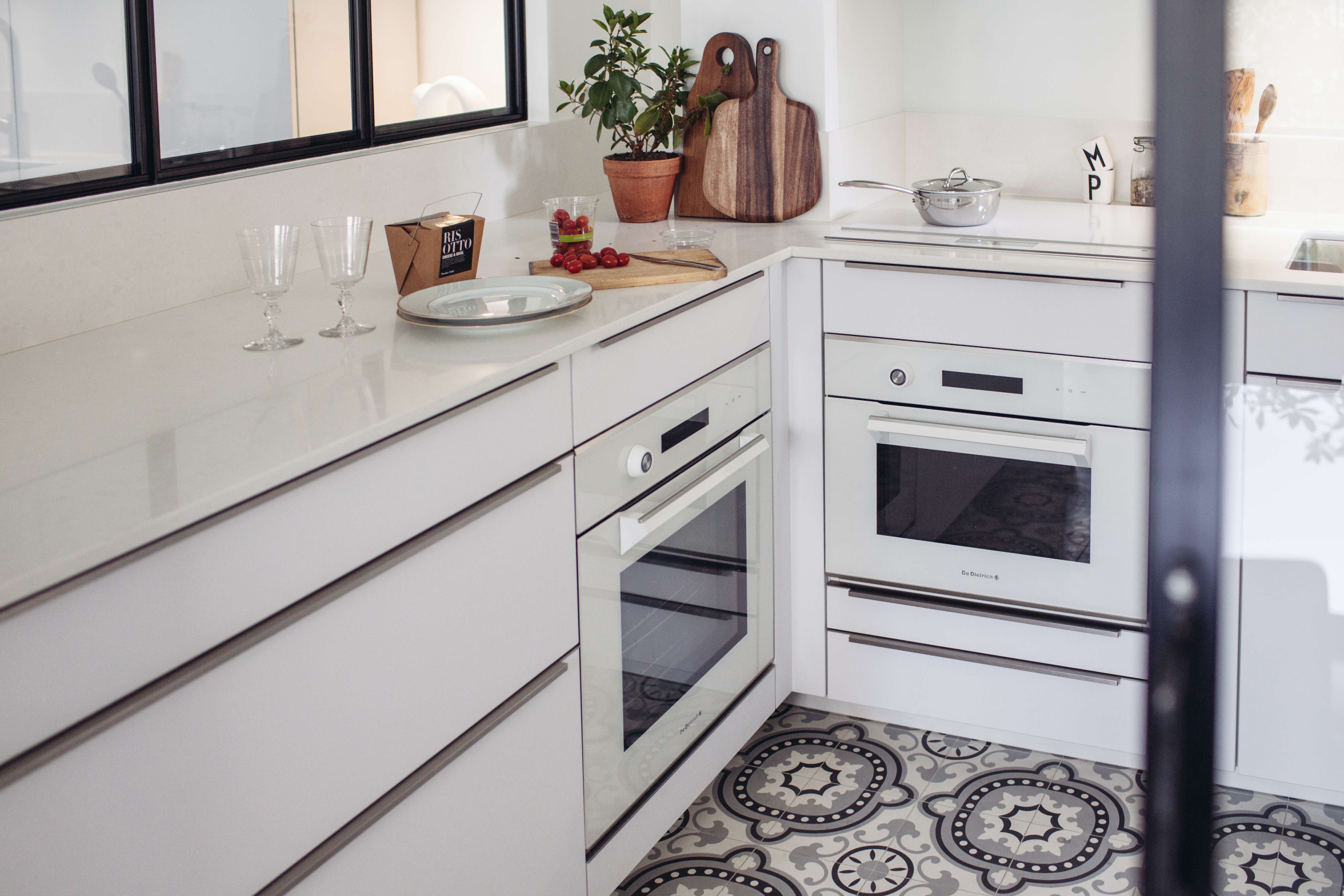 cuisine-lumineuse-blanche-agencement-perene cuisine-lumineuse-blanche-agencement-perene